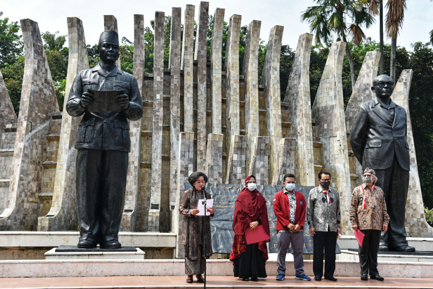 Anak Bung Hatta Mufidah Hatta (kiri) membacakan naskah proklamasi di Tugu Proklamasi, Menteng, Jakarta Pusat, Selasa (18/8/2020). 