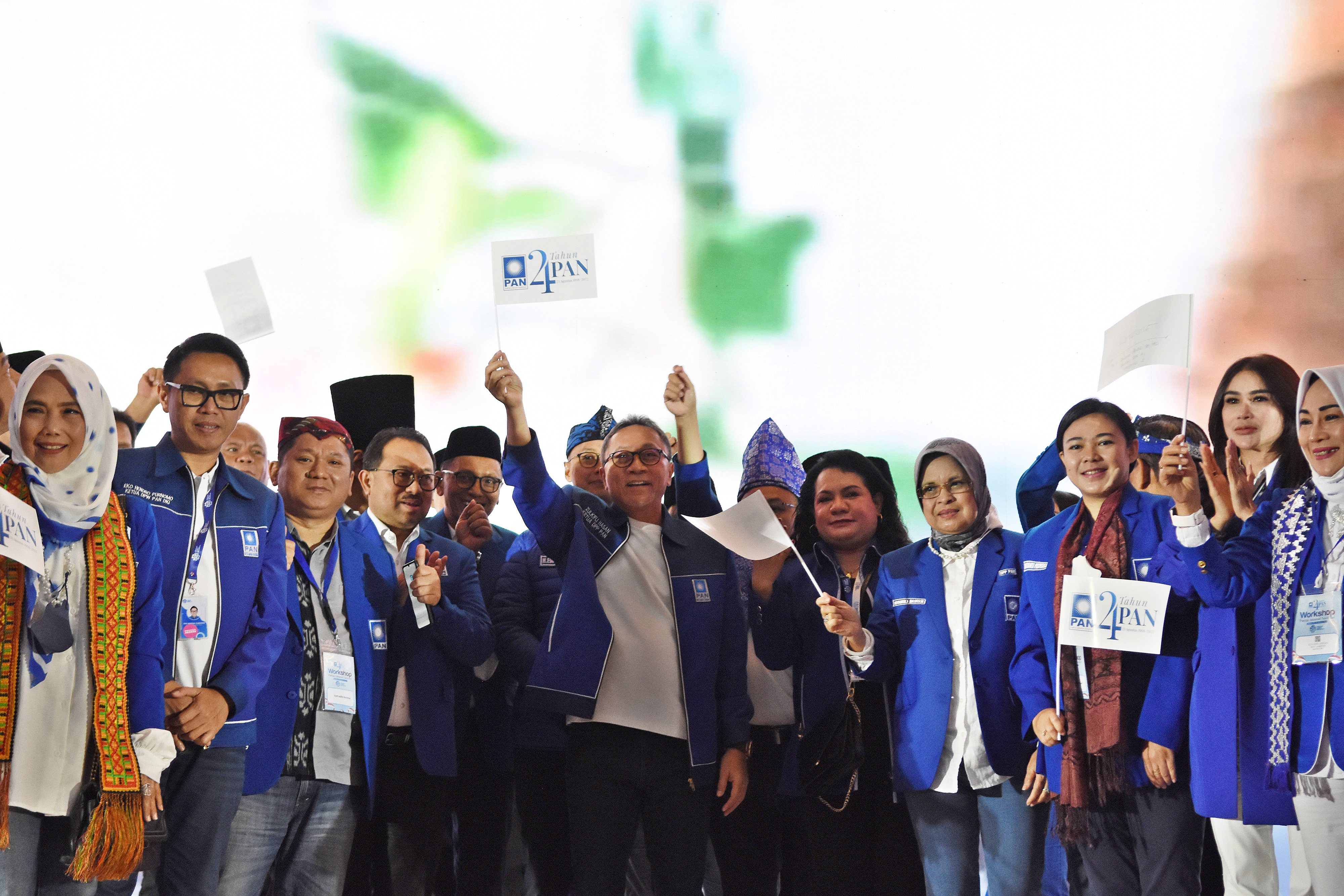 Ketua Umum Partai Amanat Nasional (PAN) Zulkifli Hasan (tengah) berfoto bersama jajaran DPP PAN