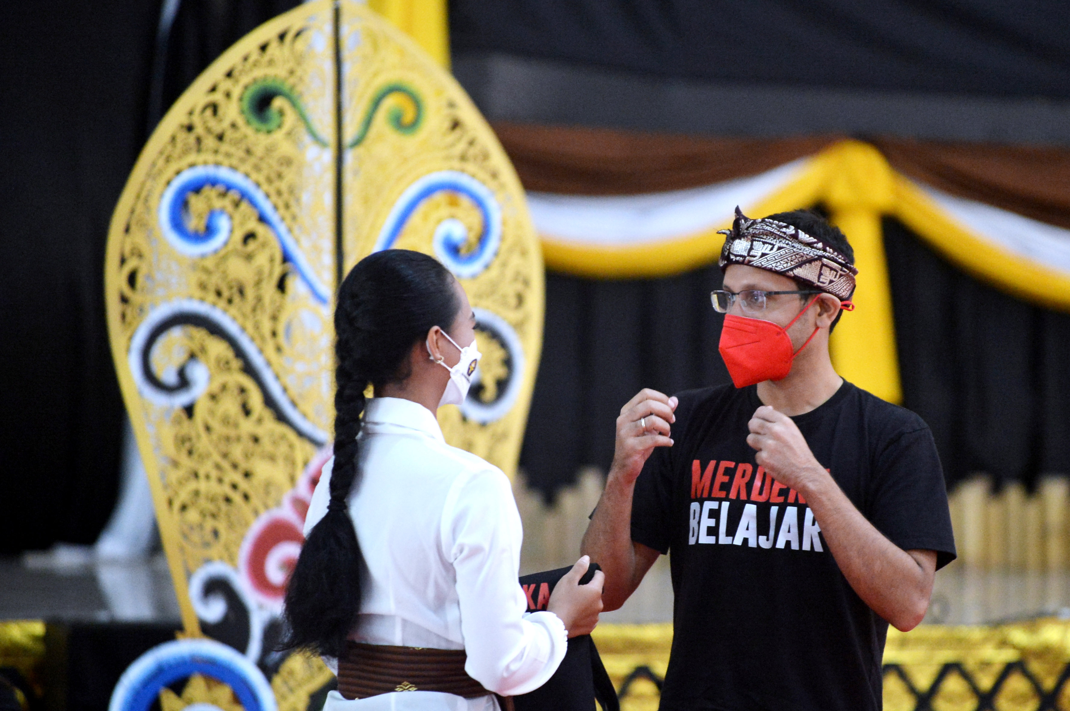 Menteri Pendidikan, Kebudayaan, Riset dan Teknologi (Mendikbud Ristek) Nadiem Makarim (kanan)