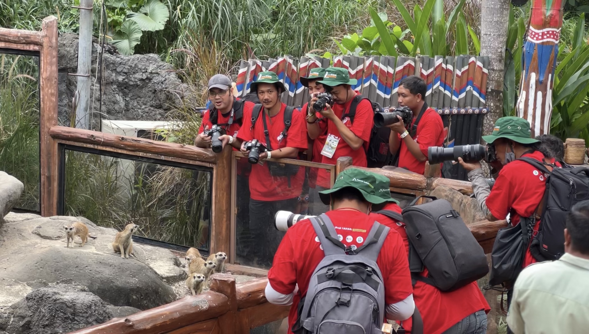 Peserta IAPVC babak kedua melakukan hunting foto di Bali Safari Park