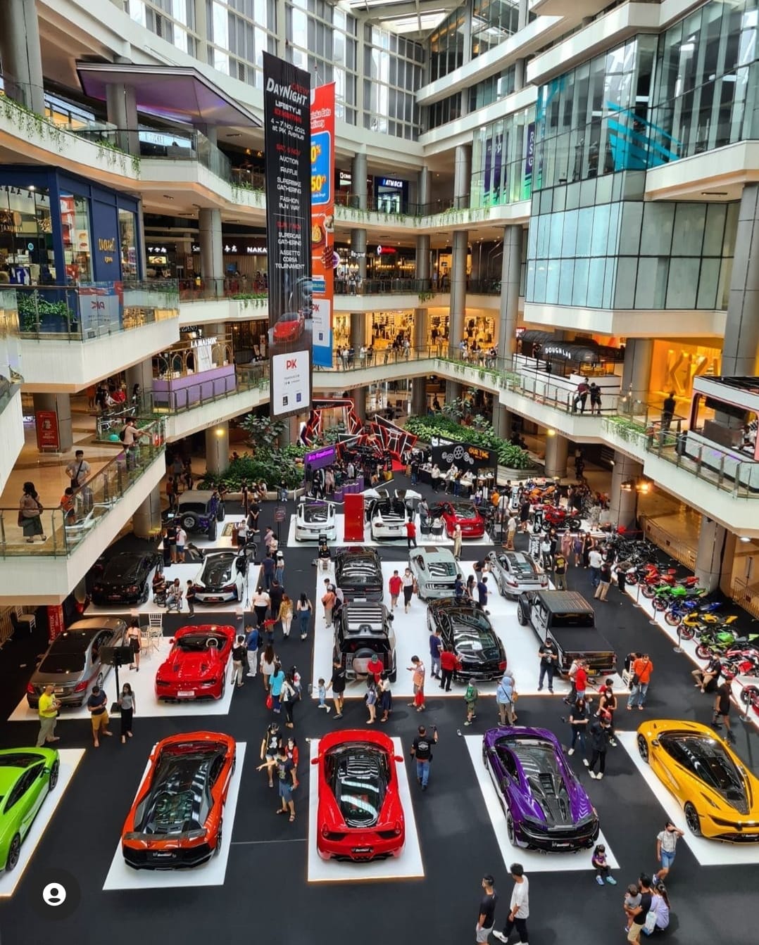 Ilustrasi pameran mobil mewah DaayNightCrew