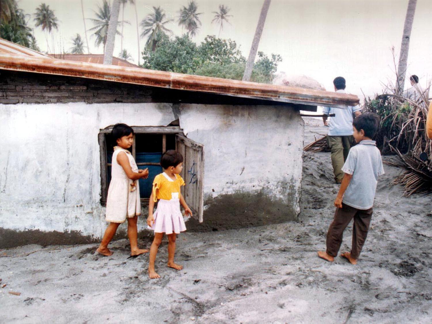 Warga termasuk anak-anak tinggal di Pantai Tiku Agam, Jorong Muaro Putih, Sumatra Barat.