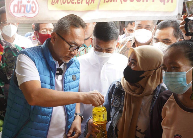 Mendag Zulkifli Hasan mengunjungi Pasar Dukuh Kupang, Surabaya, Jawa Timur, pada Minggu (14/8). 