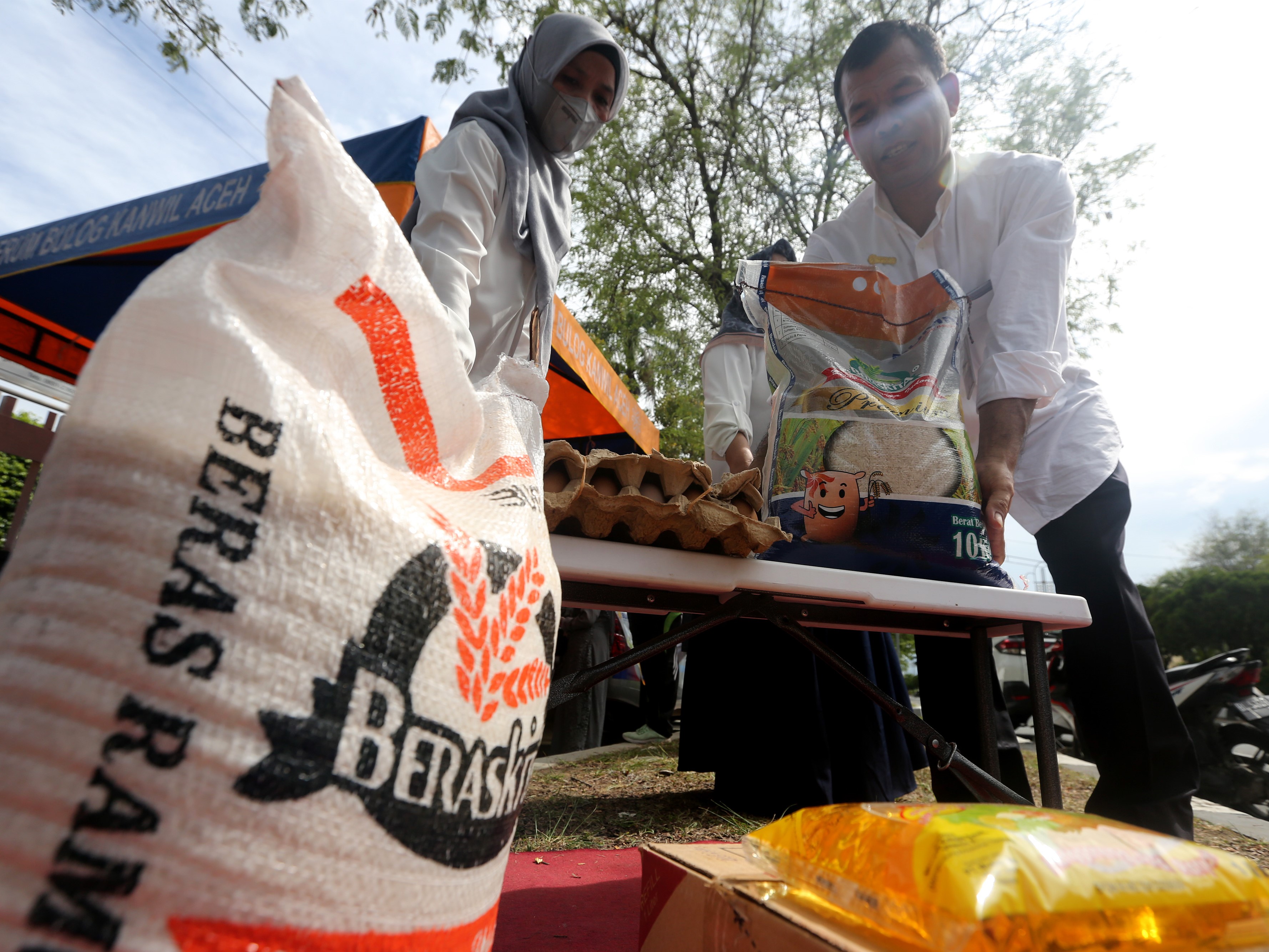 Petugas mempersiapkan beras untuk kebutuhan pasar murah Bulog di Banda Aceh, Aceh.