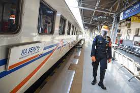  Petugas memeriksa rangkaian KA Serayu di Stasiun Pasar Senen, Jakarta. 