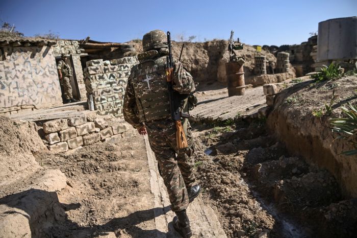 Tentara Armenia bersiaga di garis perbatasan, saat konflik dengan Azerbaijan semakin memanas.