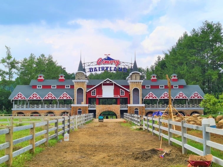 Cimory Dairyland BSD City akan dibangun di atas lahan seluas 3,5 hektare dengan konsep petting zoo untuk memberikan edukasi tentang hewan.