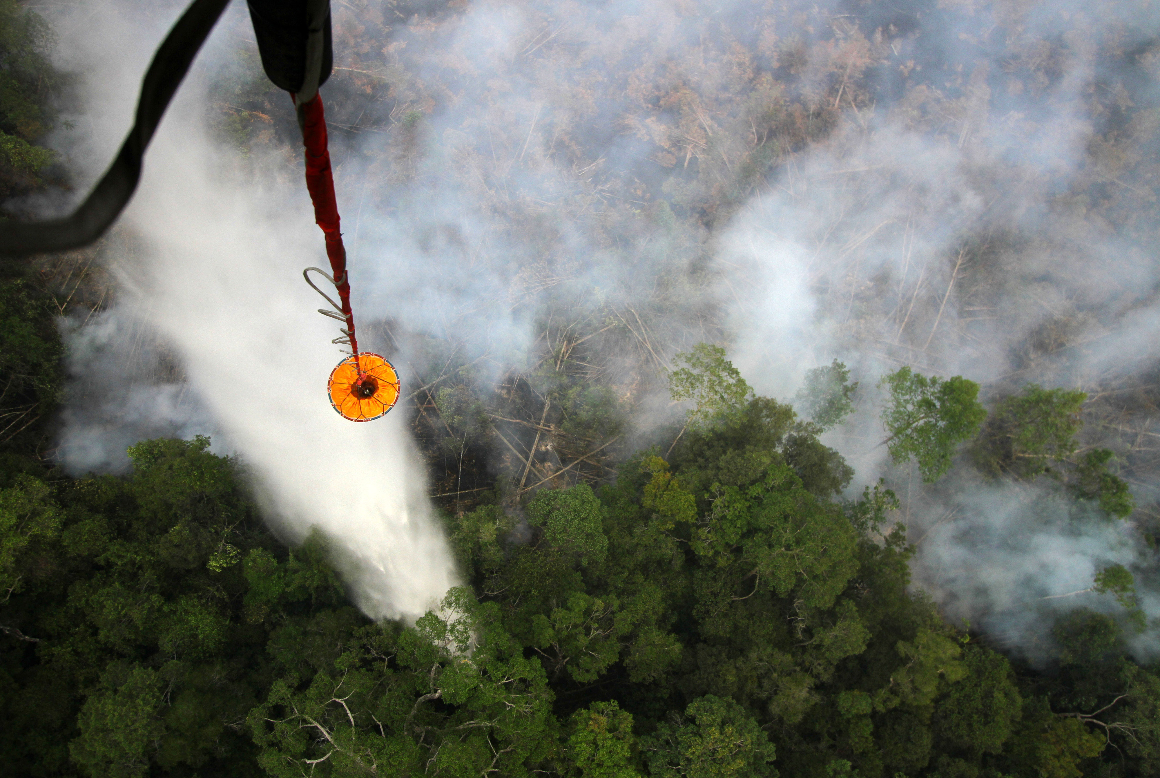 Helikopter BNPB melakukan water bombing pada kebakaran hutan di wilayah Kalimantan Tengah.