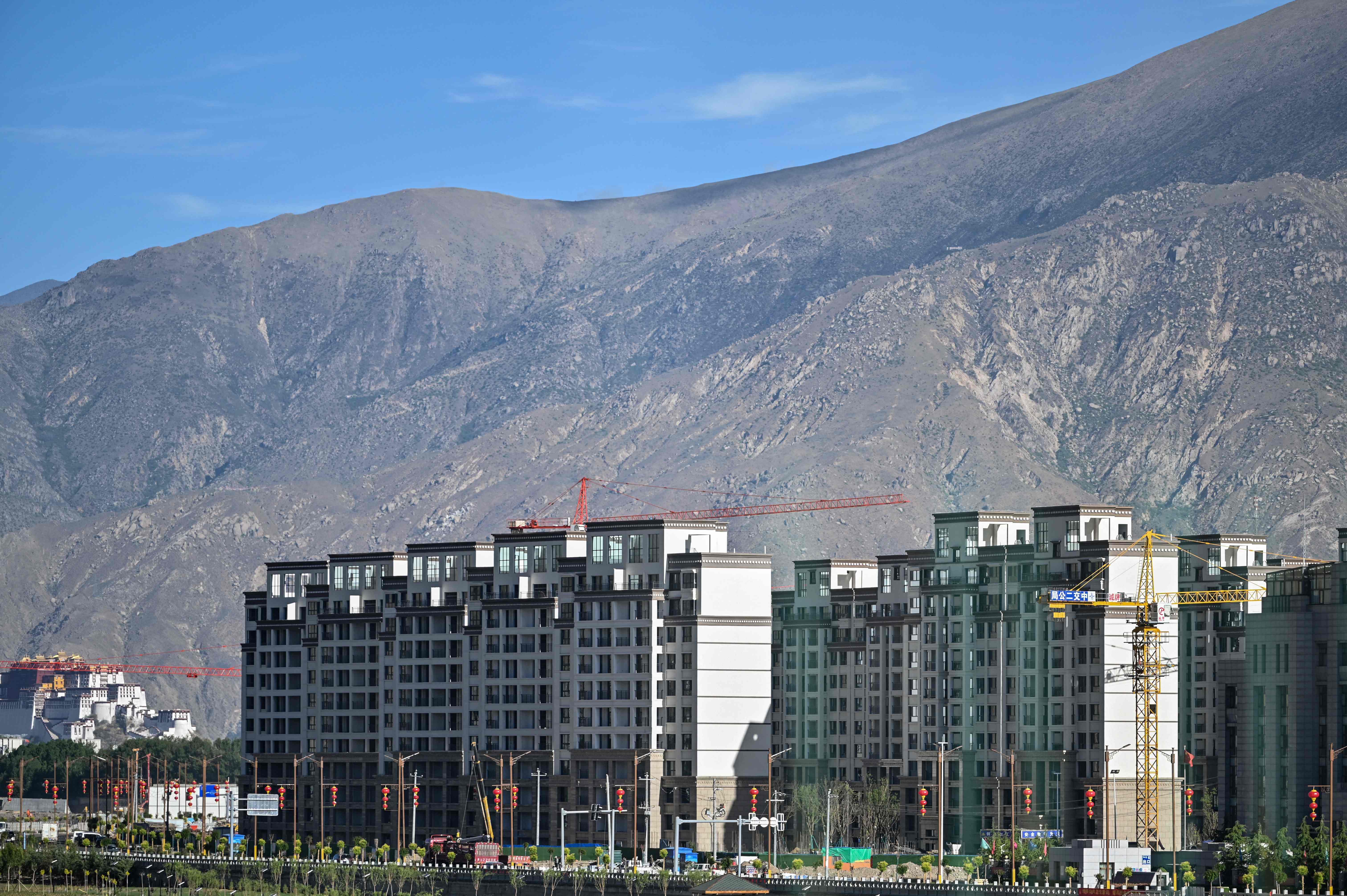 Proyek pembangunan gedung-gedung baru yang hampir rampung di Kota Lhasa, Tibet, yang berbatasan dengan Tiongkok.