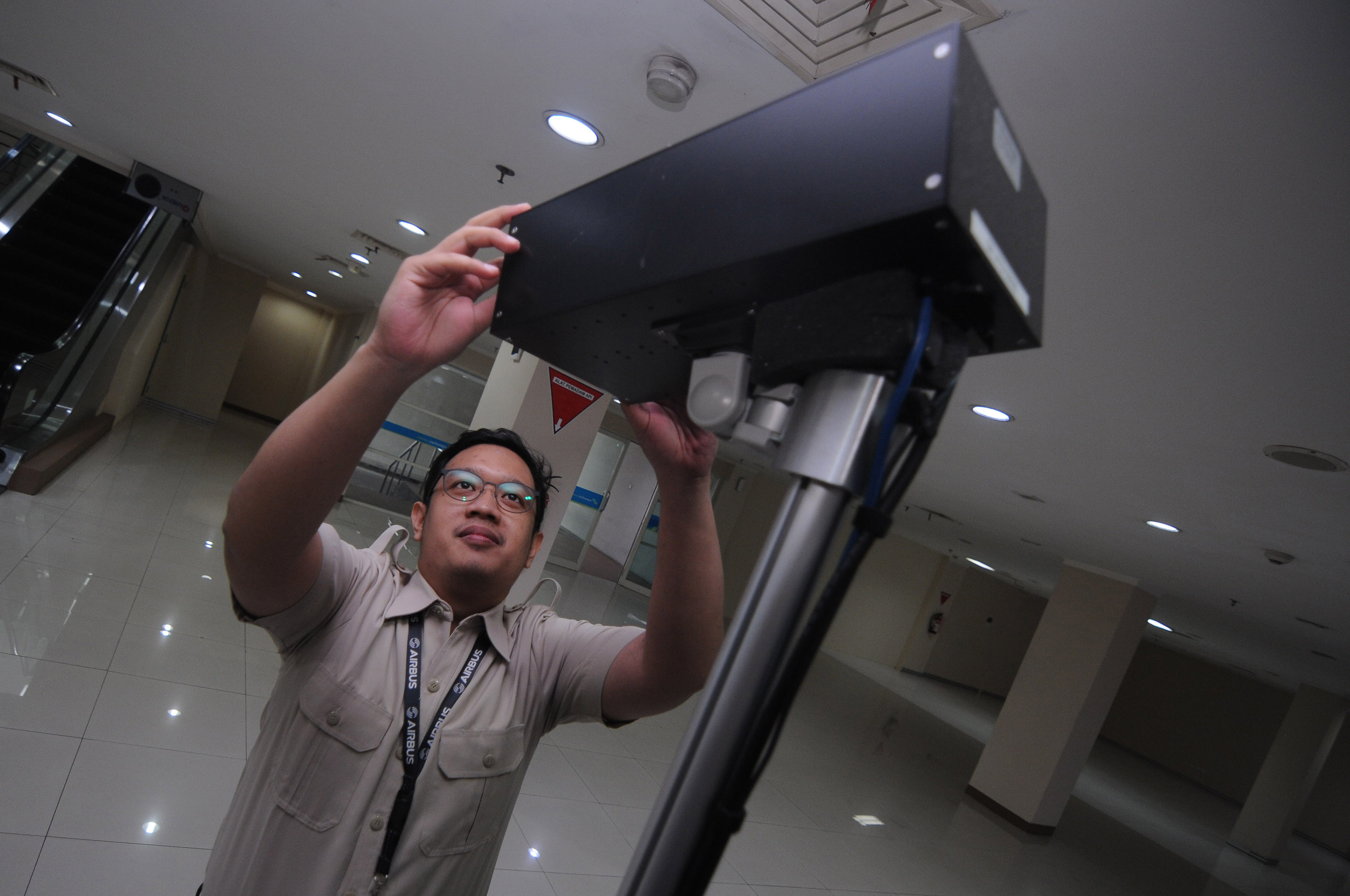 Petugas Bandara Adi Soemarmo Jawa Tengah memasang alat thermal scanner, Kamis (4/8), guna mengantisipasi penyebaran virus cacar monyet.