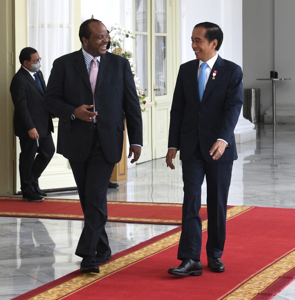 Presiden Joko Widodo (kanan) bersama Raja Eswatini Raja Mswati III
