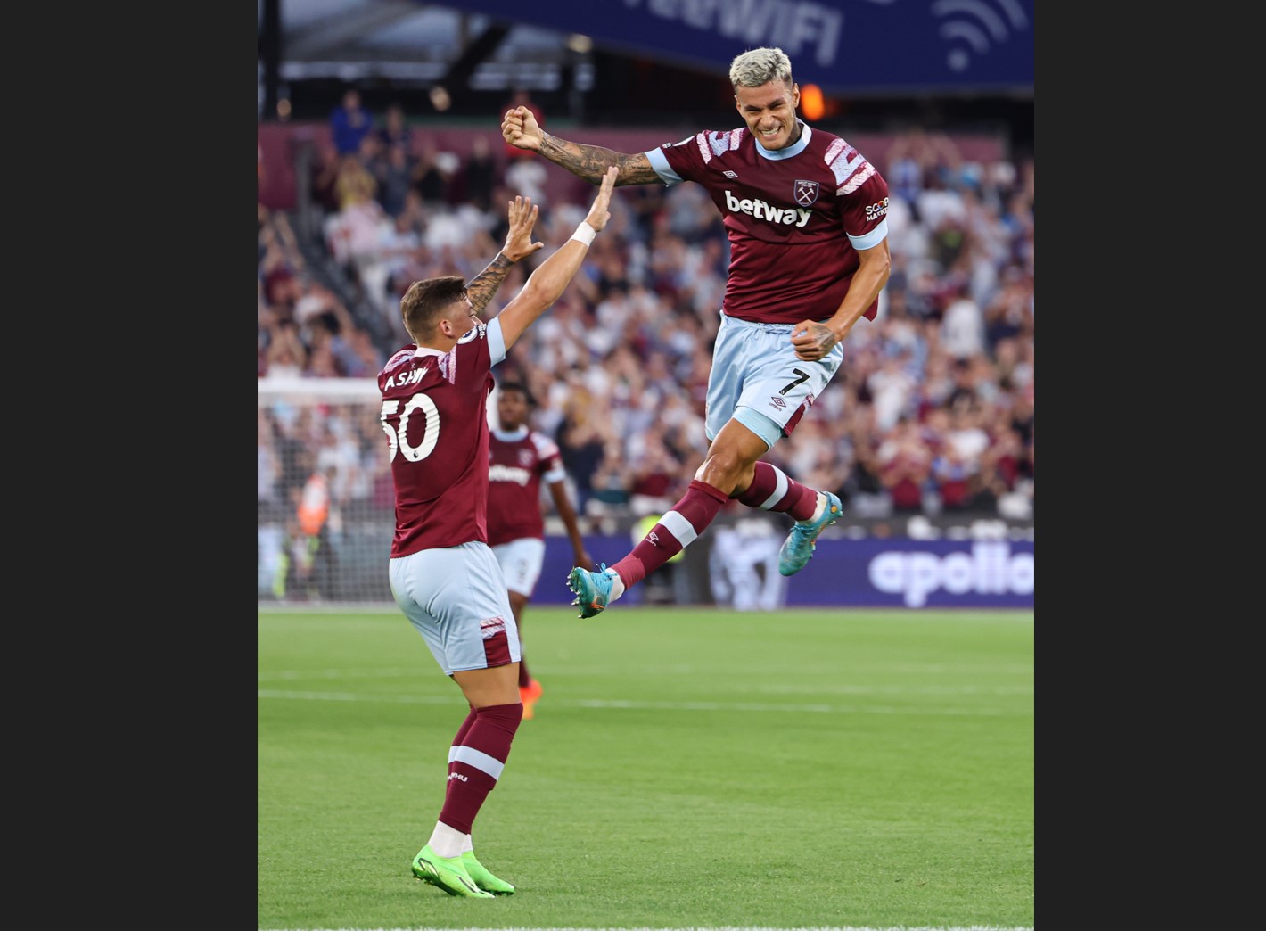Penyerang West Ham United Gianluca Scamacca (kanan) melakukan selebrasi usai mencetak gol ke gawang Viborg di laga Liga Konferensi UEFA.