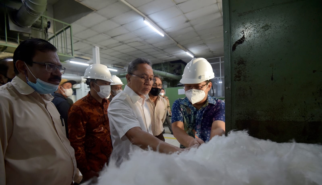 Menteri Perdagangan, Zulkifli Hasan (tengah)