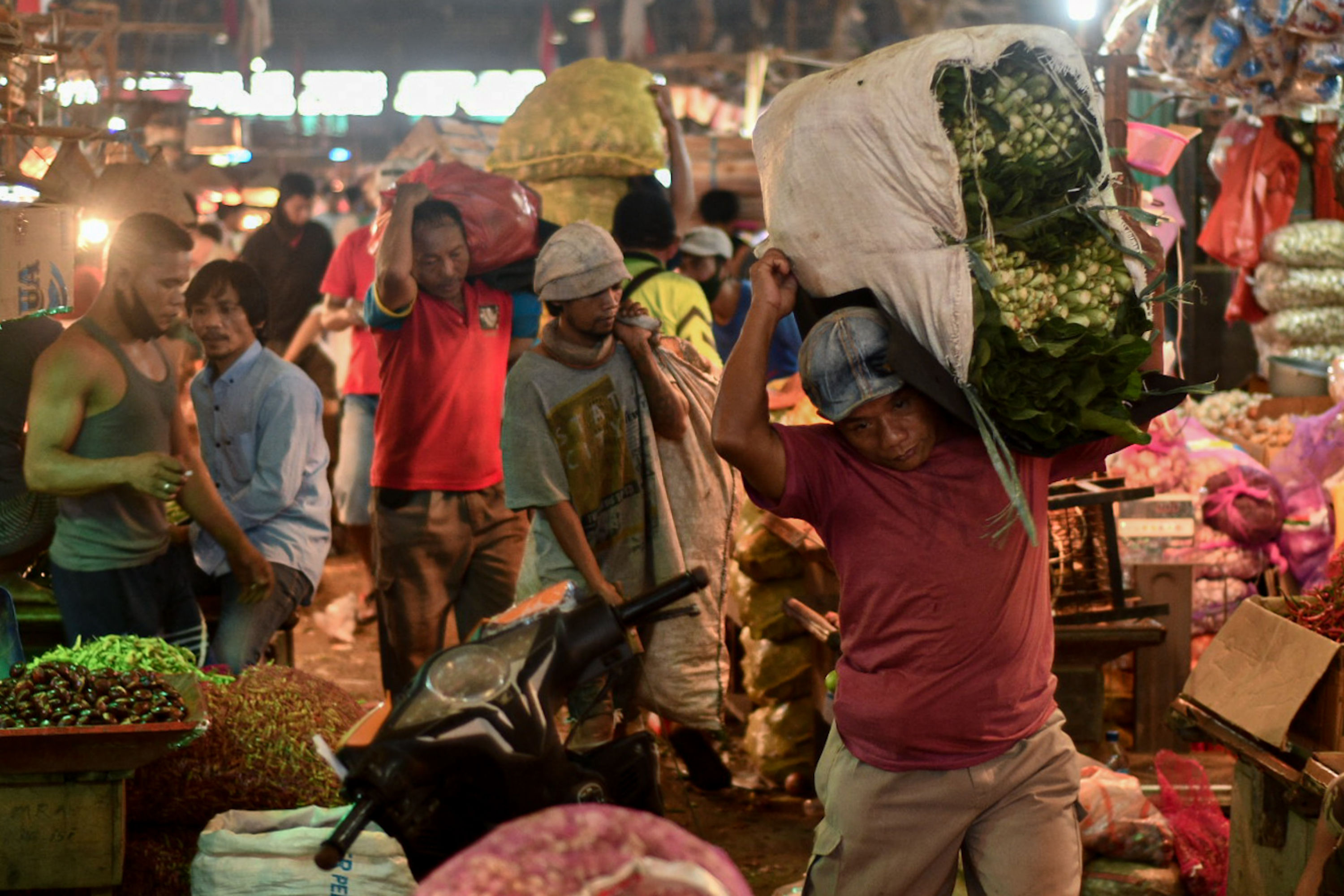 Aktivitas pedagang di Pasar Induk Kramat Jati, Jakarta.