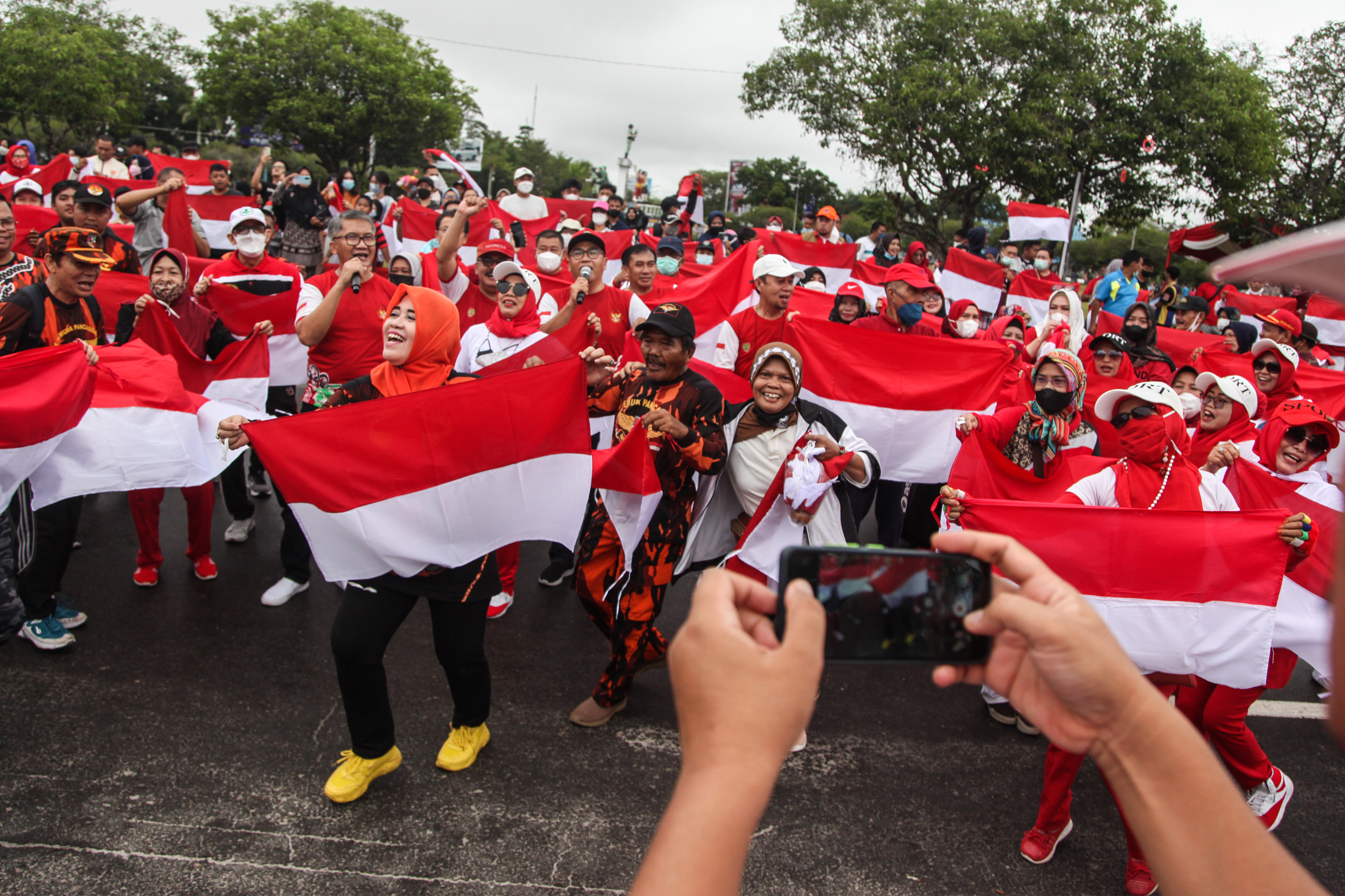Gerakan Pembagian Satu Juta Bendera Merah Putih di Palangka Raya, Kalimantan Tengah, Minggu (31/7/2022). 
