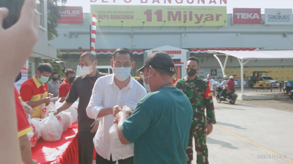 Depo Bangunan memberikan bantuan ke warga Serpong, Tangerang Selatan di momen HUT RI ke-77