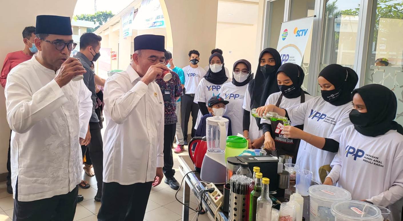 Menhub Budi Karya Sumadi dan Menko PMK Muhadjir Effendy mencicipi kopi racikan peserta pelatihan.