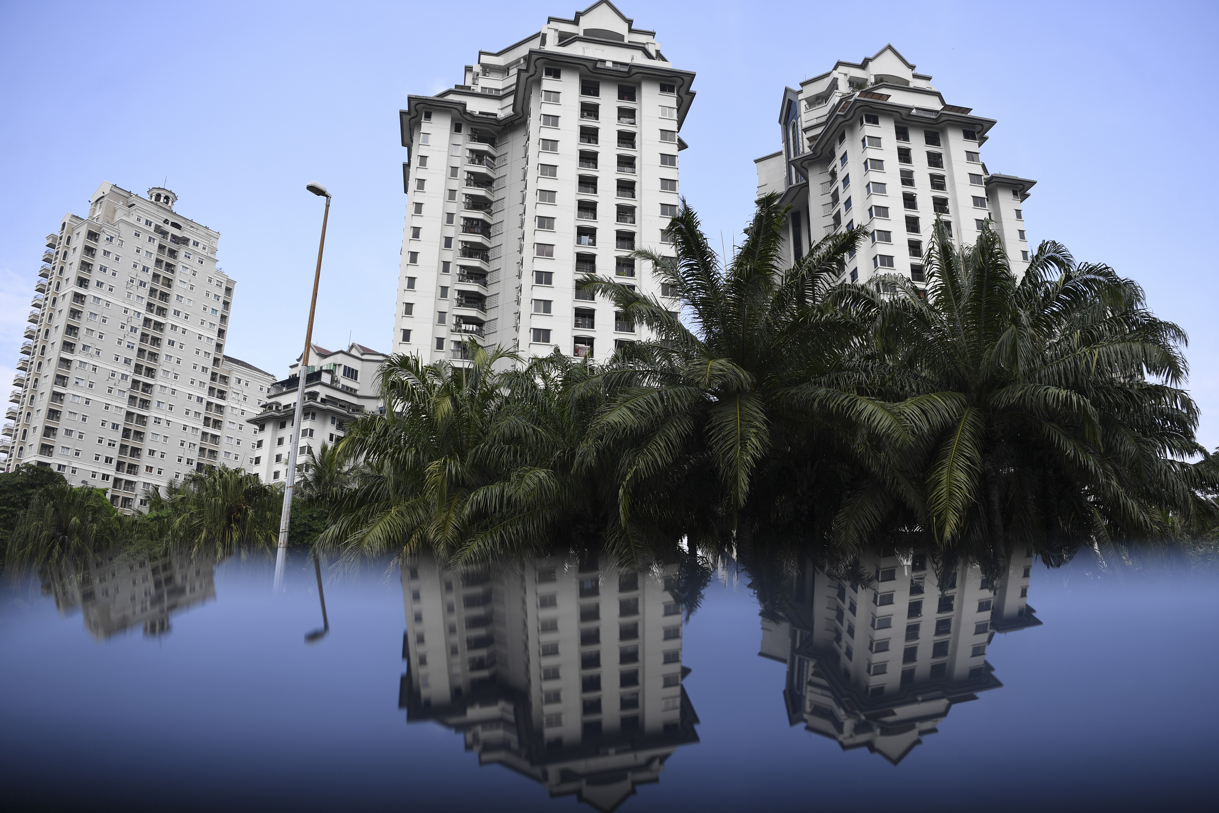 Sejumlah bangunan hunian vertikal di kawasan Kemayoran, Jakarta, Rabu (6/7).