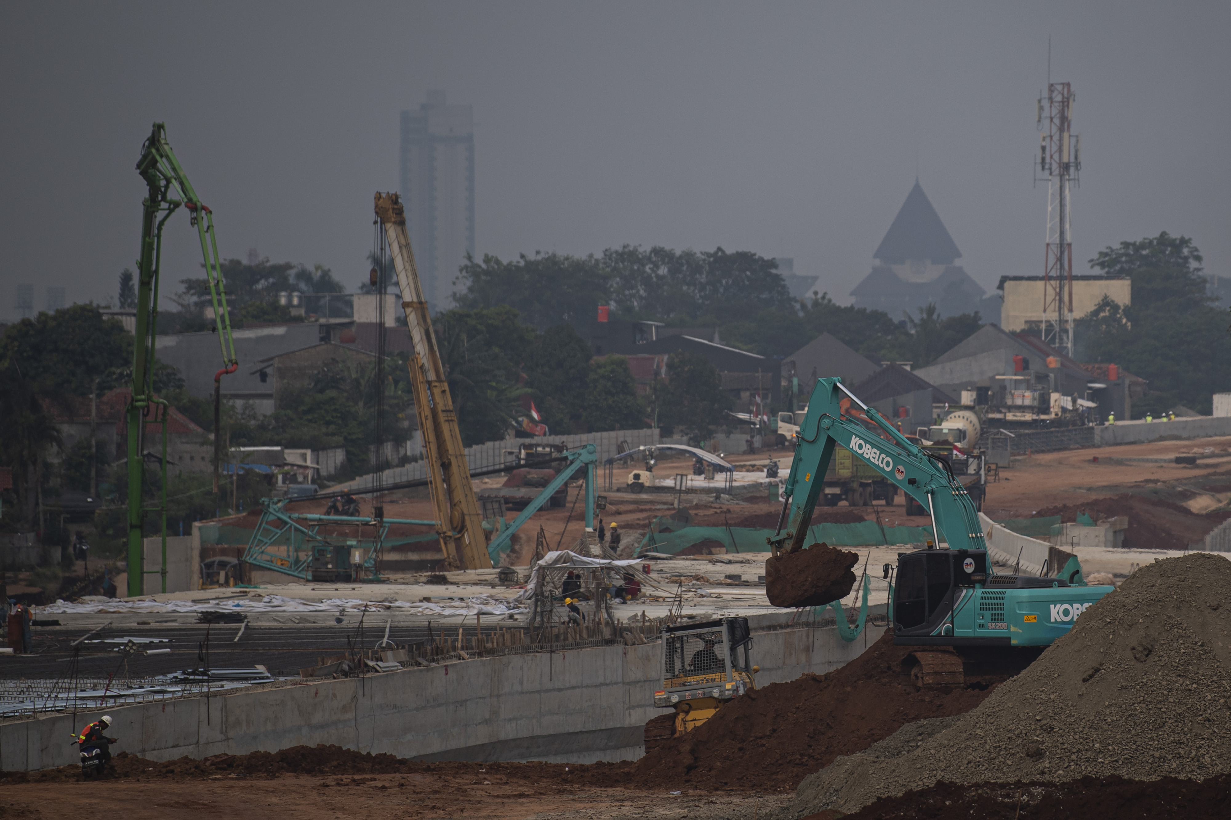 Pekerja menggunakan alat berat saat menyelesaikan pembangunan proyek Jalan Tol Cinere - Jagorawi Seksi 3 Kukusan-Cinere di Depok, Jawa Barat