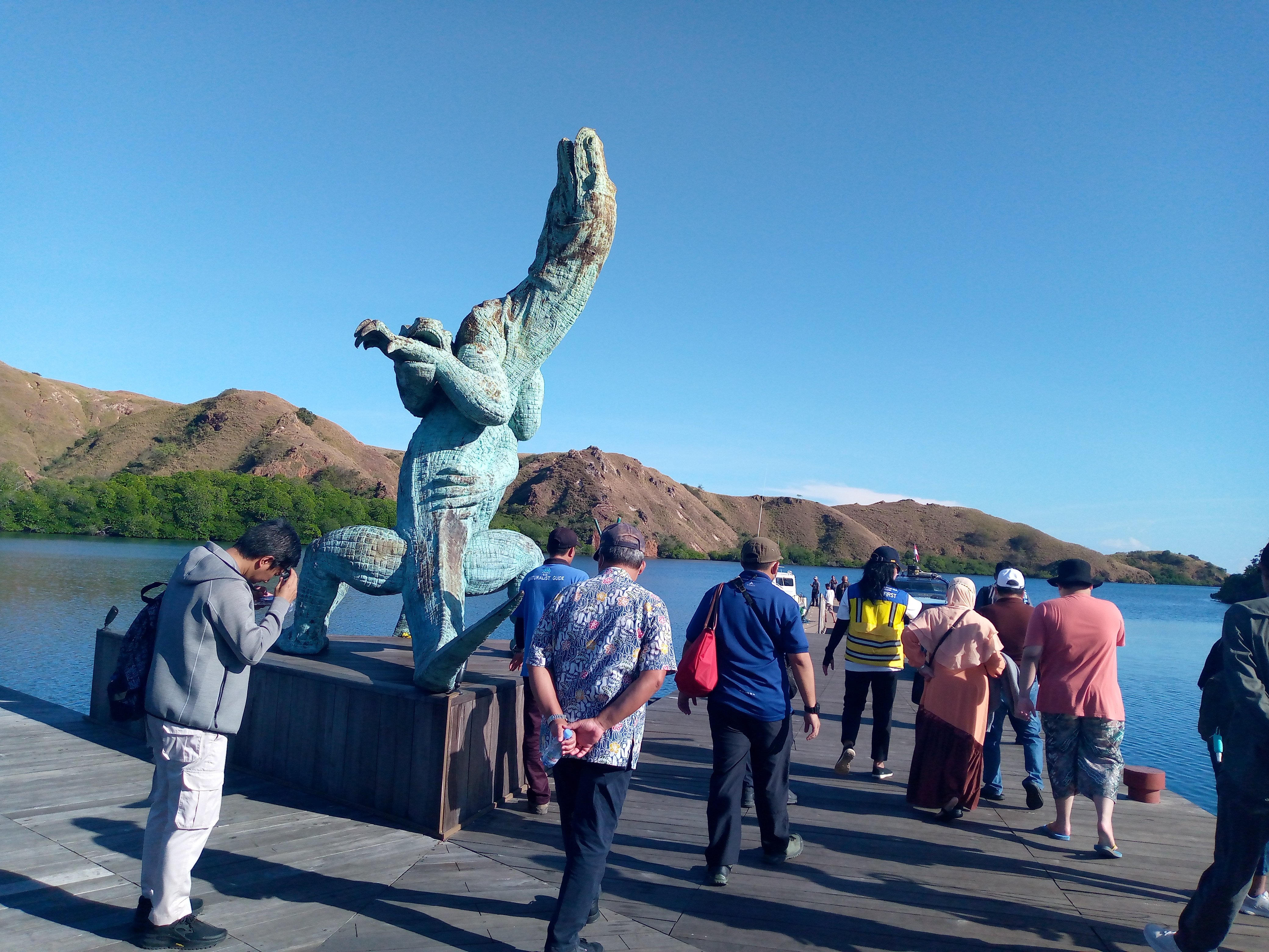 Pemandangan dermaga Loh Buaya saat wisatawan masuk sebelum melihat komodo di Pulau Rinca.