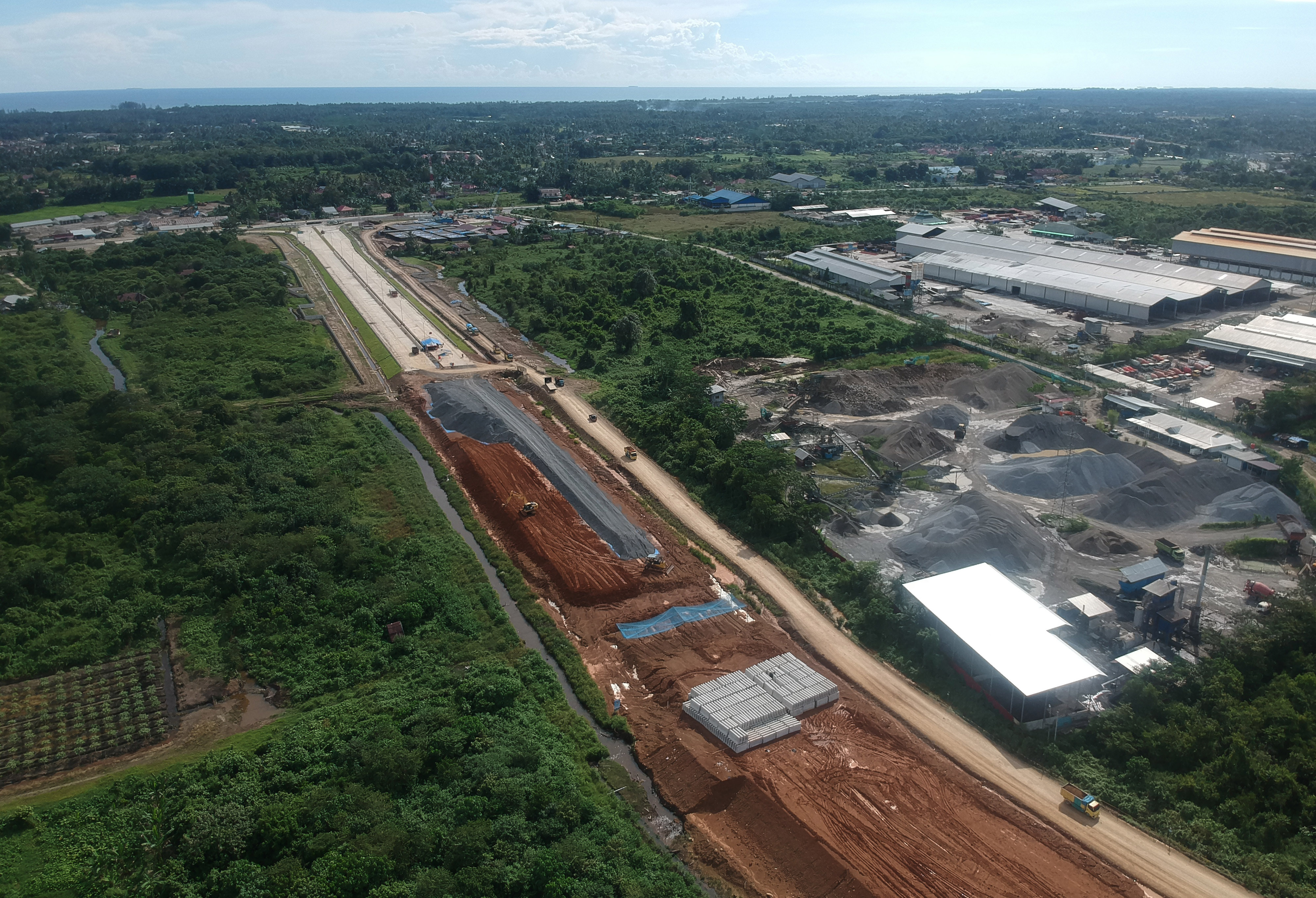 Foto udara pembangunan konstruksi ruas jalan tol Padang-Sicincin di Jl Bypass KM 25, Kabupaten Padangpariaman, Sumbar.