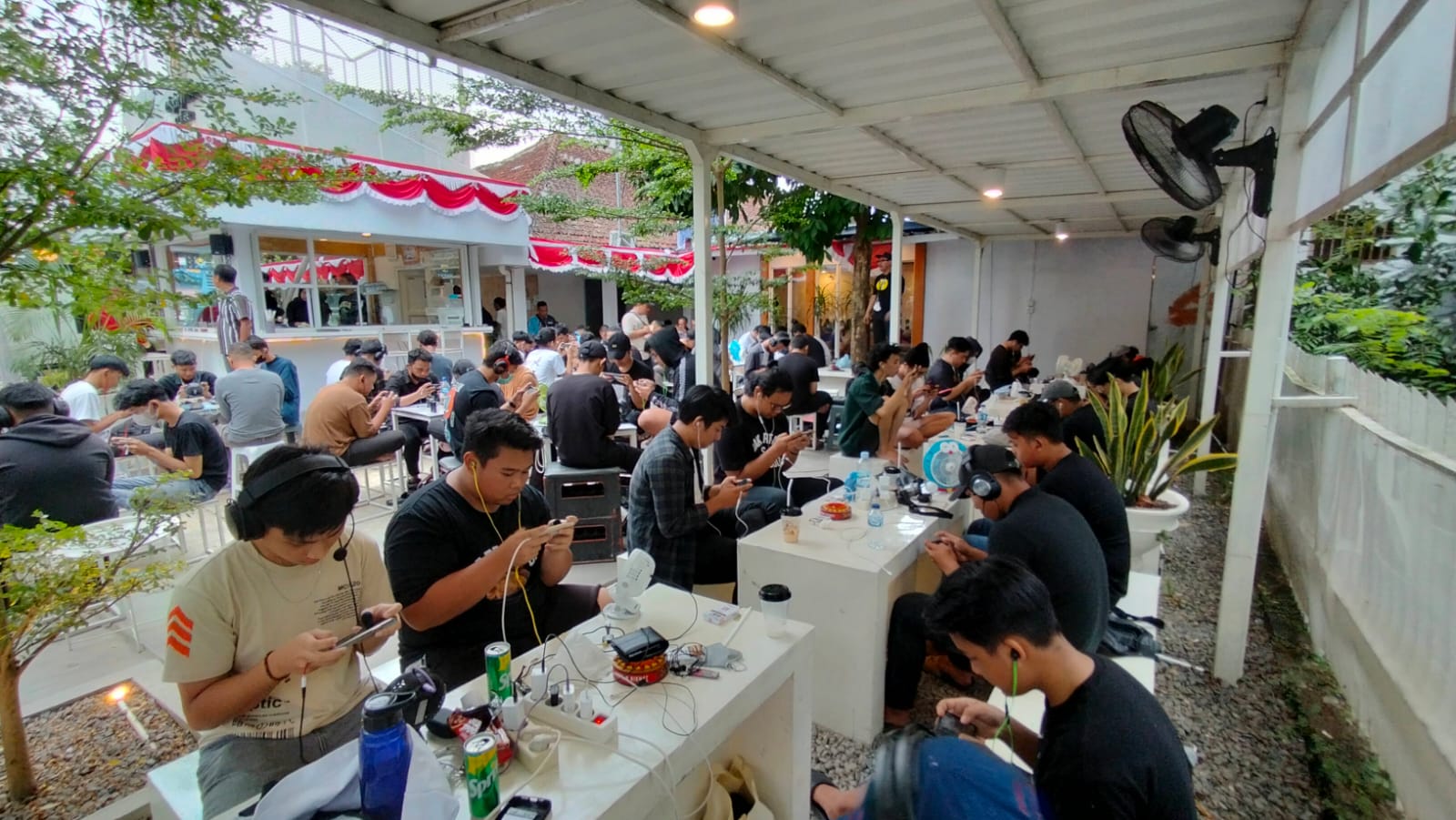Pesera turnamen PUBG Mobile yang digelar Hubdam II/Sriwijaya di Eightynine Coffee, Palembang, Sabtu (13/8)