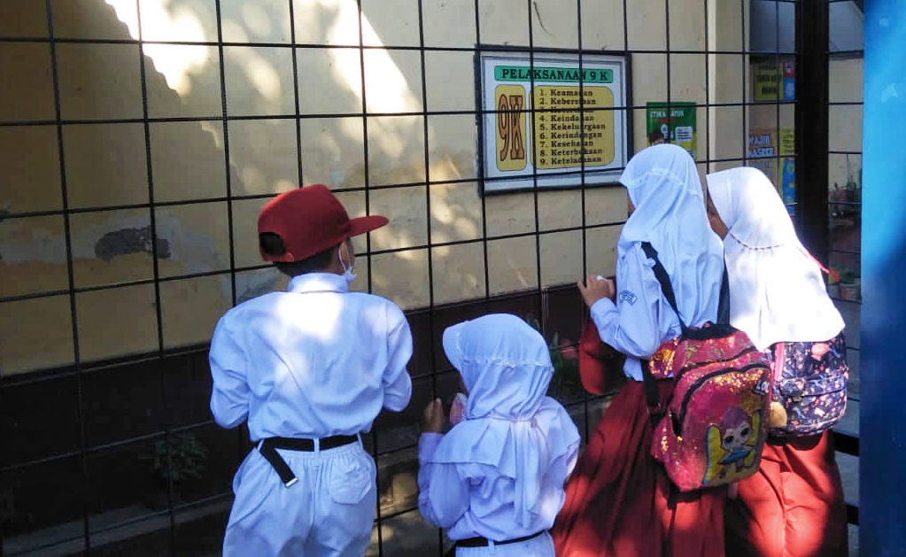 Murid SDN Bunisari, Desa Gadobangkong, Ngamprah, Bandung Barat tidak bisa sekolah lantaran gerbangnya dikunci ahli waris pemilik lahan.