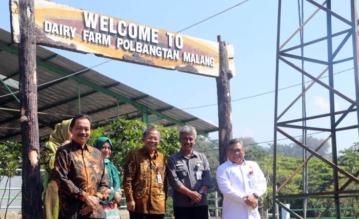 Stafsus Menko PMK, Prof Dr Ravik Karsidi, MS (ke-3 kanan) bersama Direktur Polbangtan Malang, Setya Budhi Udrayana (ke-2 kanan)