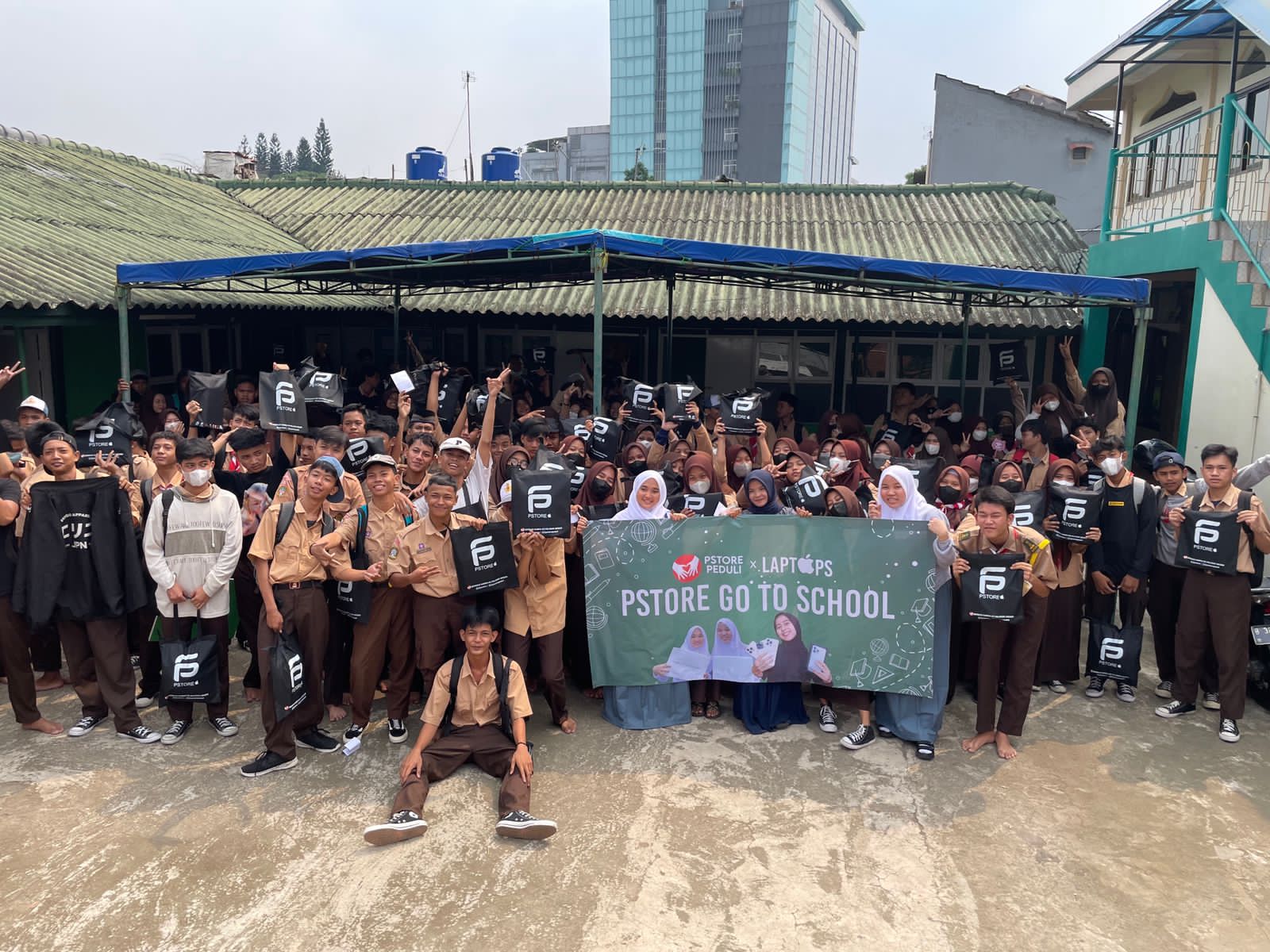 Program sosial pendidikan PS Store di sebuah sekolah.