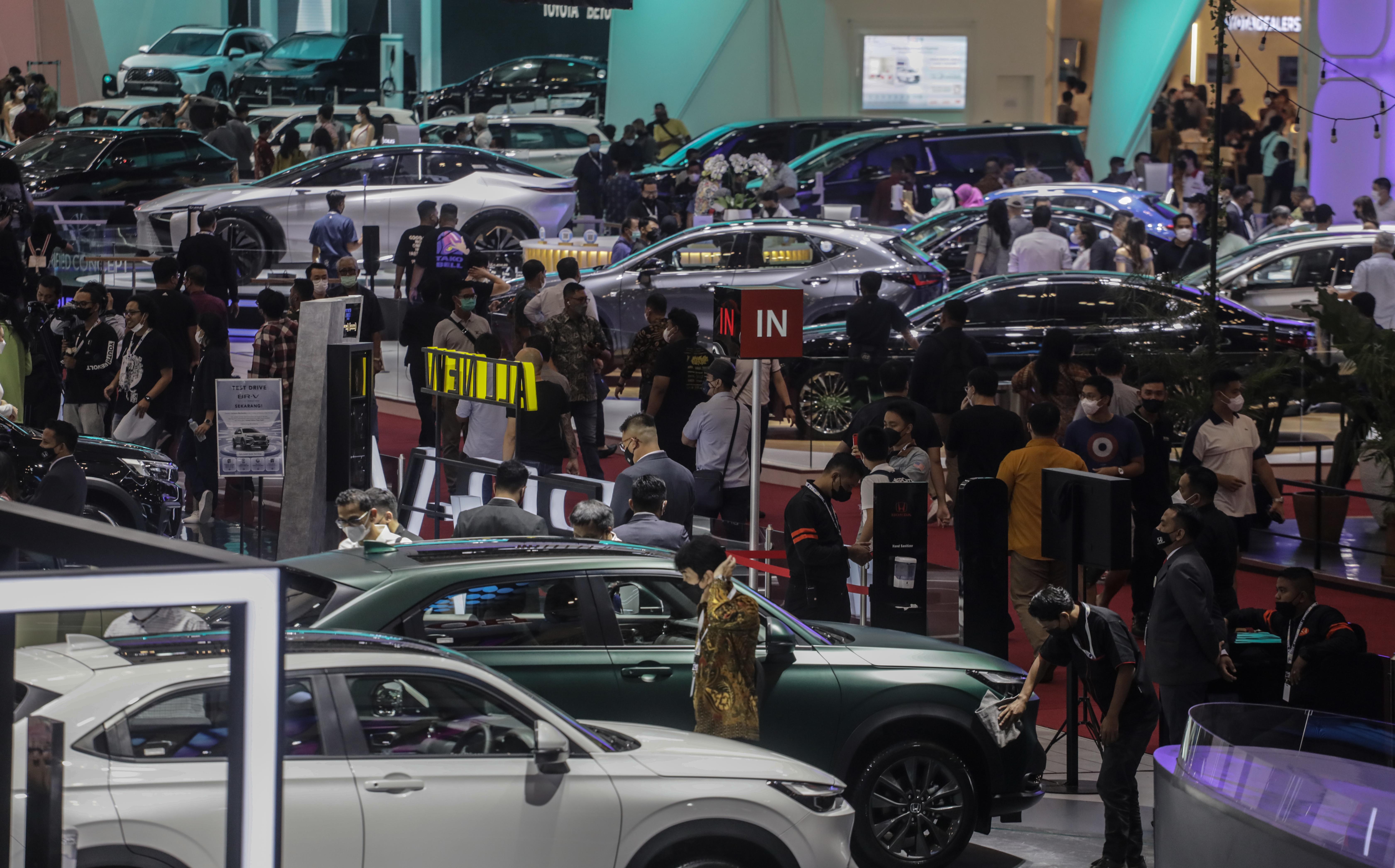 Pameran otomotif yang juga diramaikan oleh kendaraan listrik.