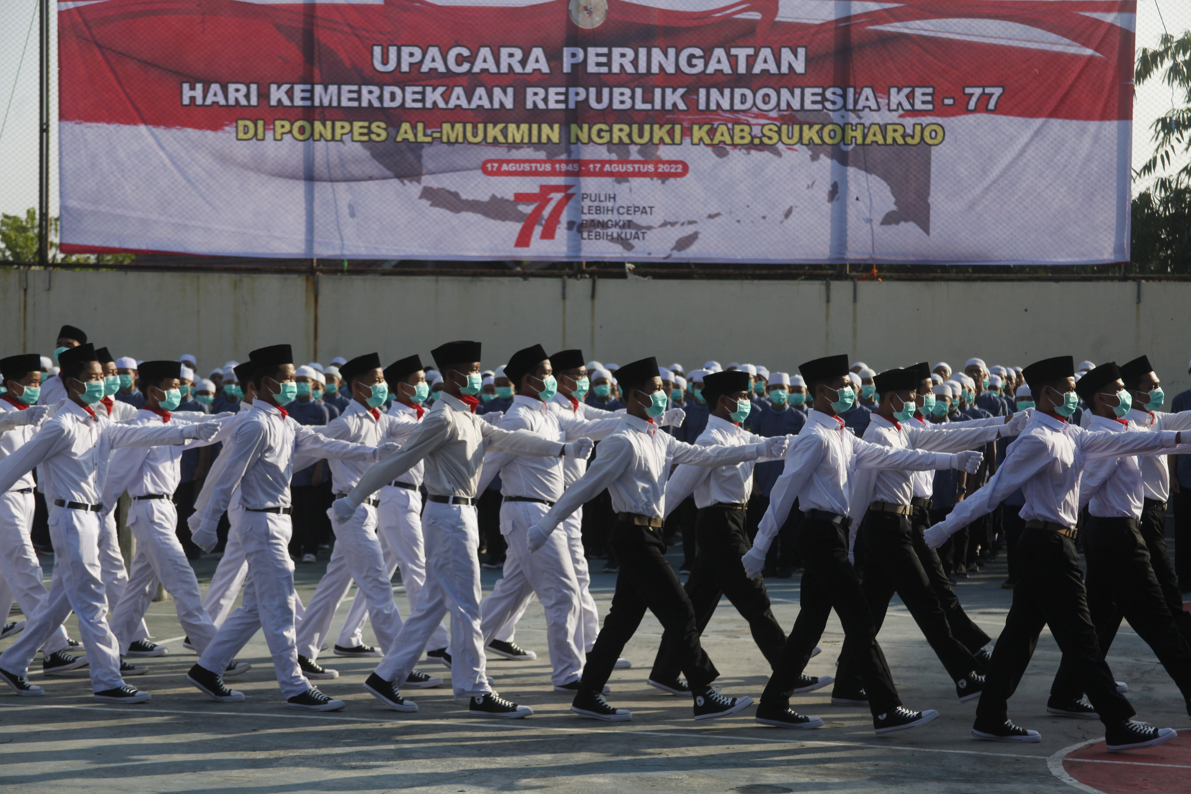 Santri Pondok Pesantren Islam Al Mukmin Ngruki mengikuti upacara HUT ke-77 RI di Ponpes, Sukoharjo, Jawa Tengah, Rabu (17/8).