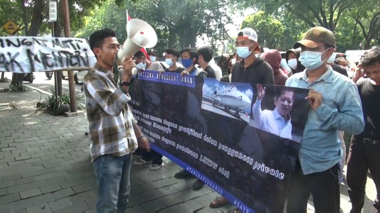 Massa aksi dari Aliansi Mahasiswa Menggugat (AMAM) menggeruduk gedung Bappenas meminta Menteri Suharso Monoarfa mundur, Kamis (18/8/2022)