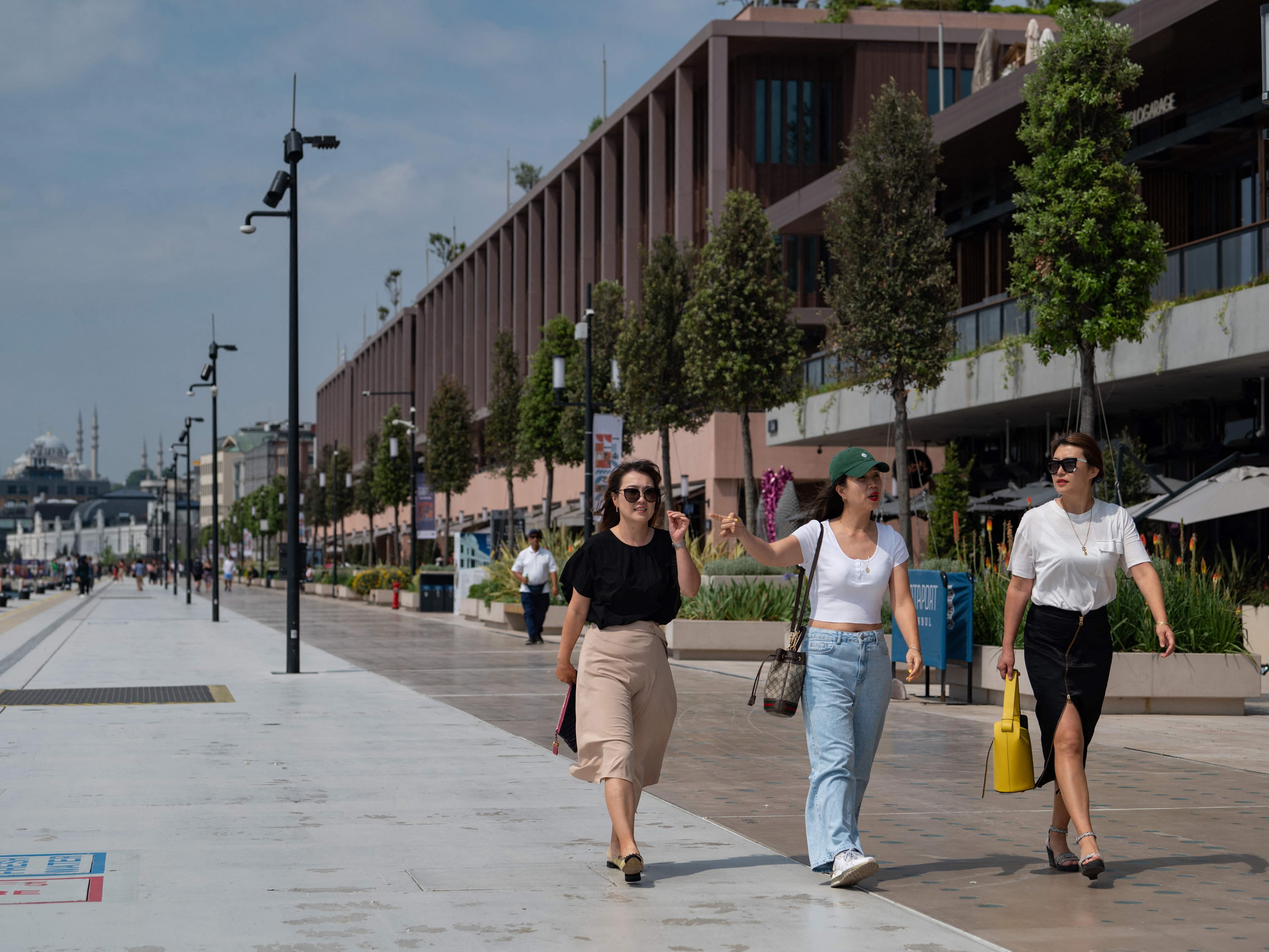 Pengunjung berjalan-jalan di Galataport di Istanbul, pada 3 Juni 2022.