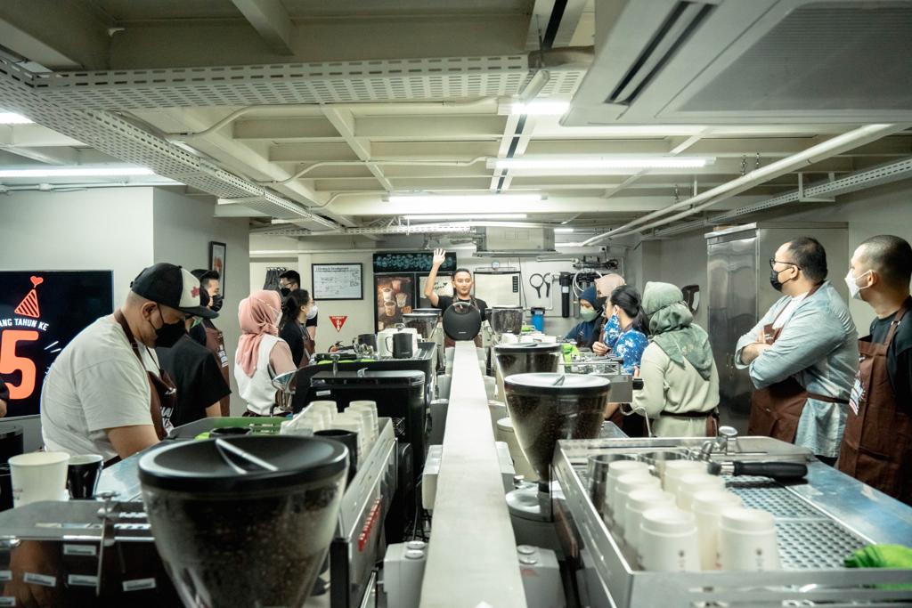 Para peserta calon barista mengikuti kegiatan di Kenangan Academy.
