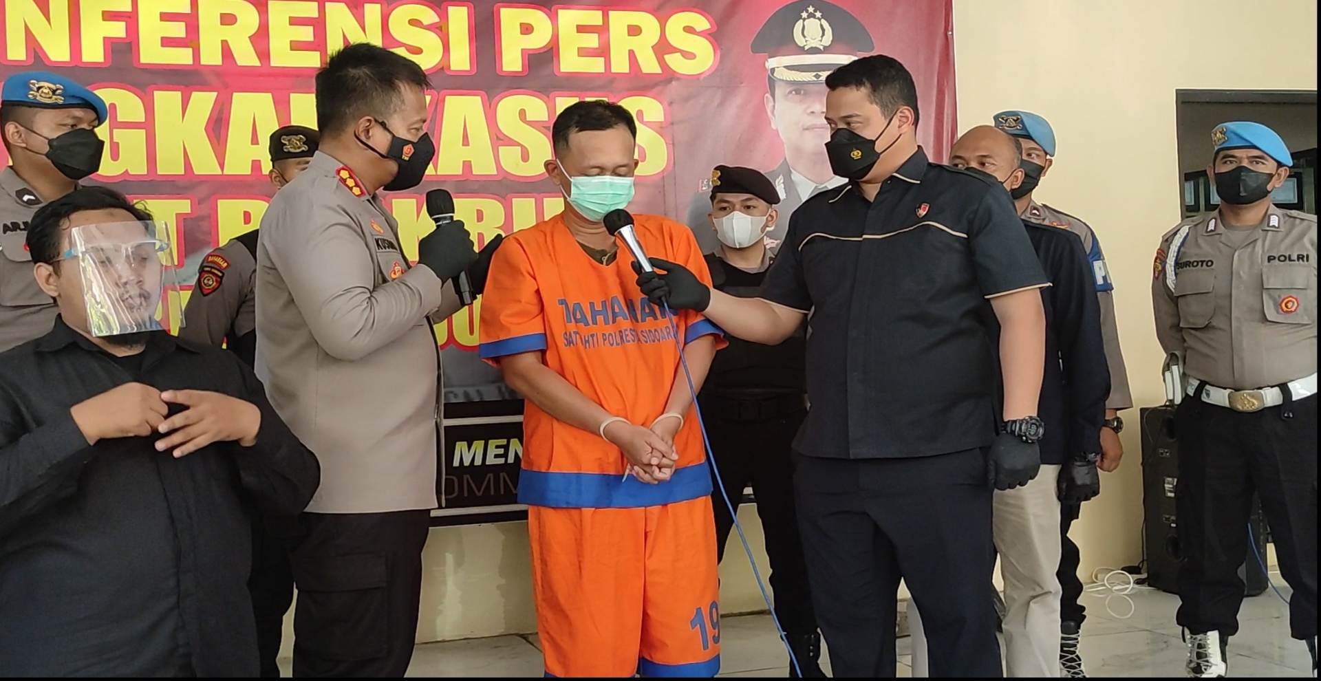 Rudi Kurniawan, 43, diringkus aparat Reskrim Polresta Sidoarjo karena mencabuli mahasiswi dan mengaku anggota polisi di Reserse Narkoba Pold