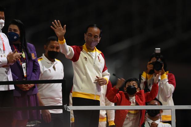 Presiden Joko Widodo melambaikan tangan ke arah penonton saat menghadiri penutupan ASEAN Para Games 2022