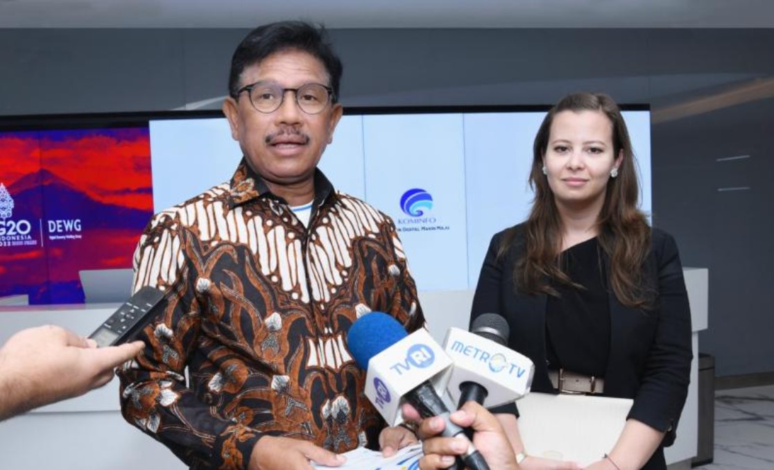 Menkominfo Johnny G Plate dan Duta Besar Hungaria untuk Indonesia, Lilla Karsay saat memberikan keterangan kepada media