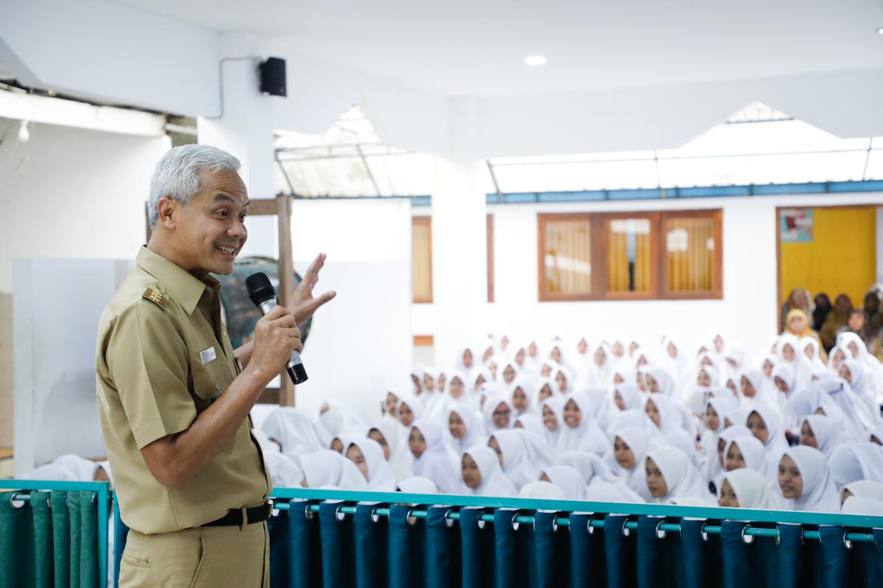 Gubernur Jateng Ganjar Pranowo di Ponpes Nurul Huda di di Langgongsari, Cilongok, Banyumas, Jateng, Senin (22/8/2022)