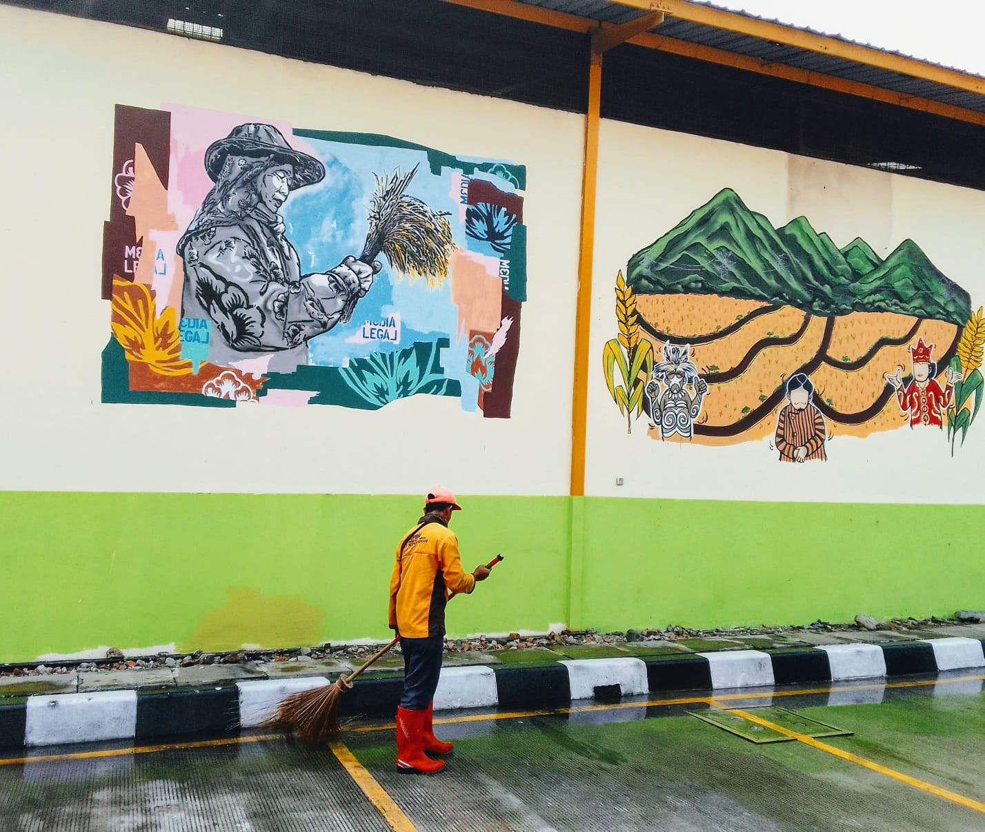 SENI MURAL: Seorang petugas kebersihan tengah membersihkan lahan parkir yang sekitarnya dihiasi seni mural di Ps Induk Cipinang 