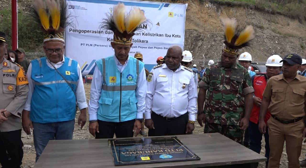 Bupati Tolikara Usman G Wanimbo bersama Komisaris dan Direksi PT PLN 