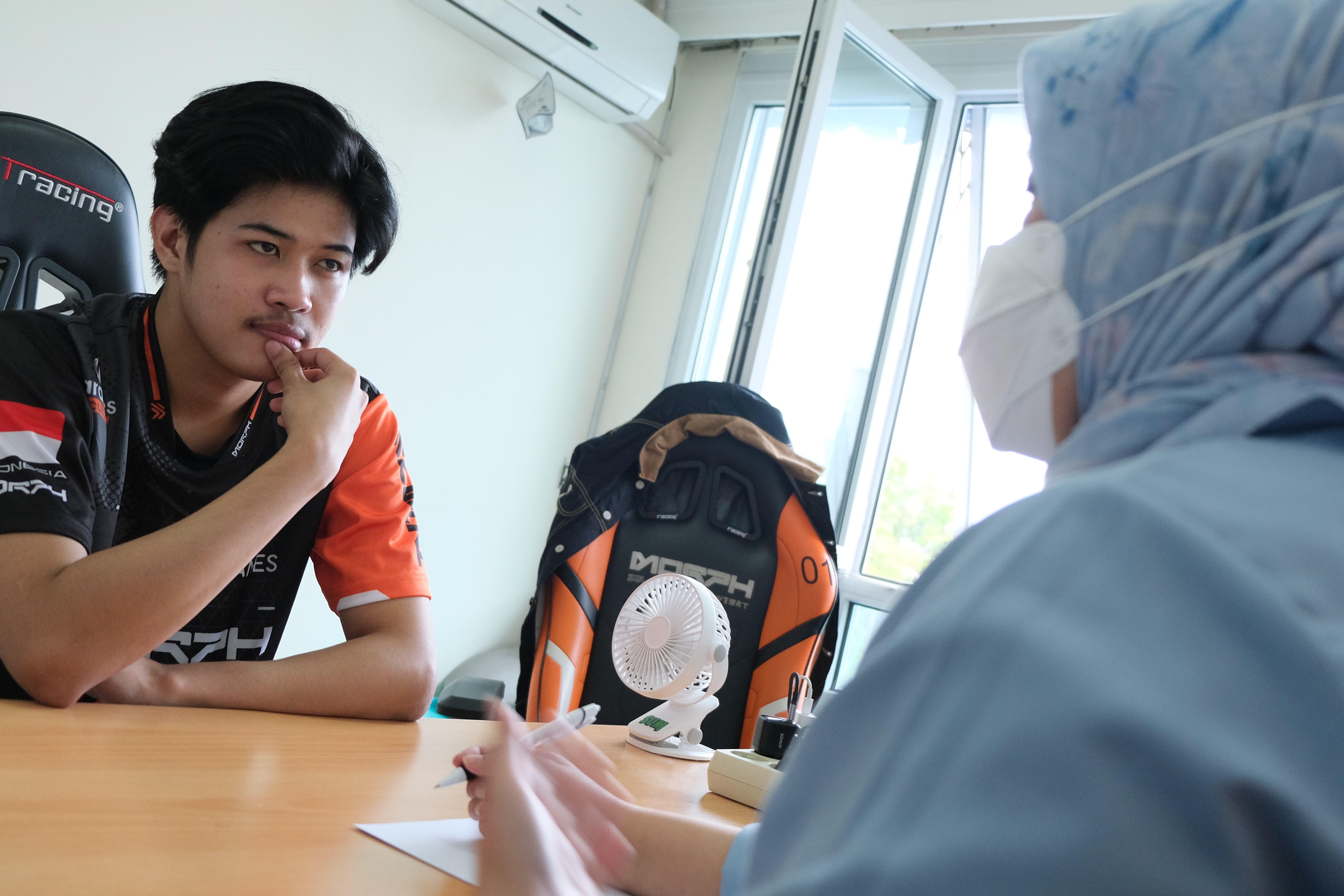 Salah satu gamers/player tim esports dari Morph GGG tengah menjalani pemeriksaan kesehatan.