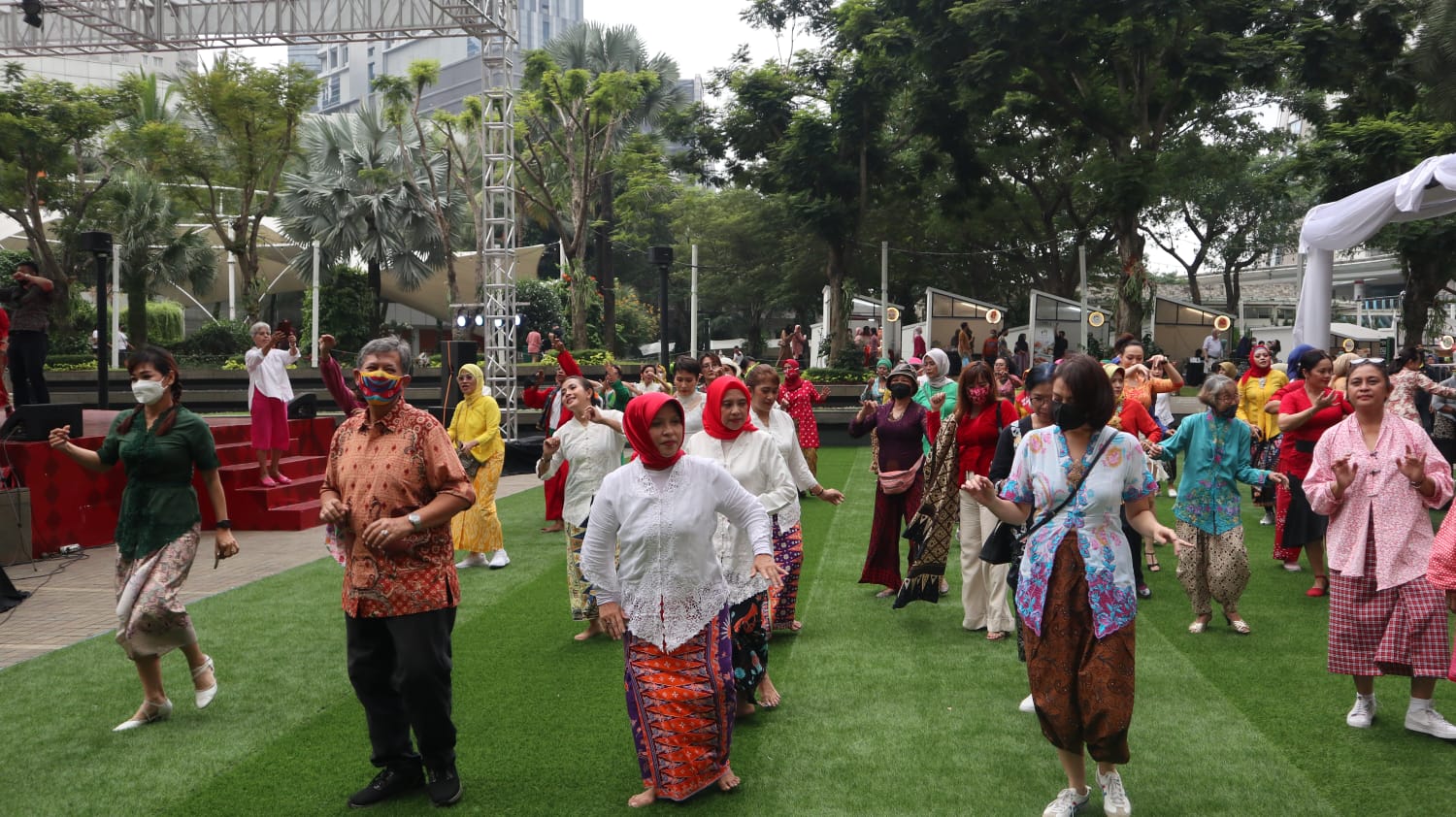 Kebaya Berdansa di Tribeca Park, Central Park, Jakarta.