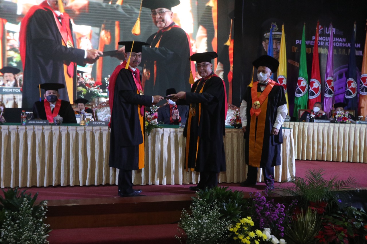 Rektor UPI Prof M Sholehudin mengukuhkan Kepala Kejaksaan Tinggi Jabar Asep Nana Mulyana sebagai Profesor Kehormatan UPI