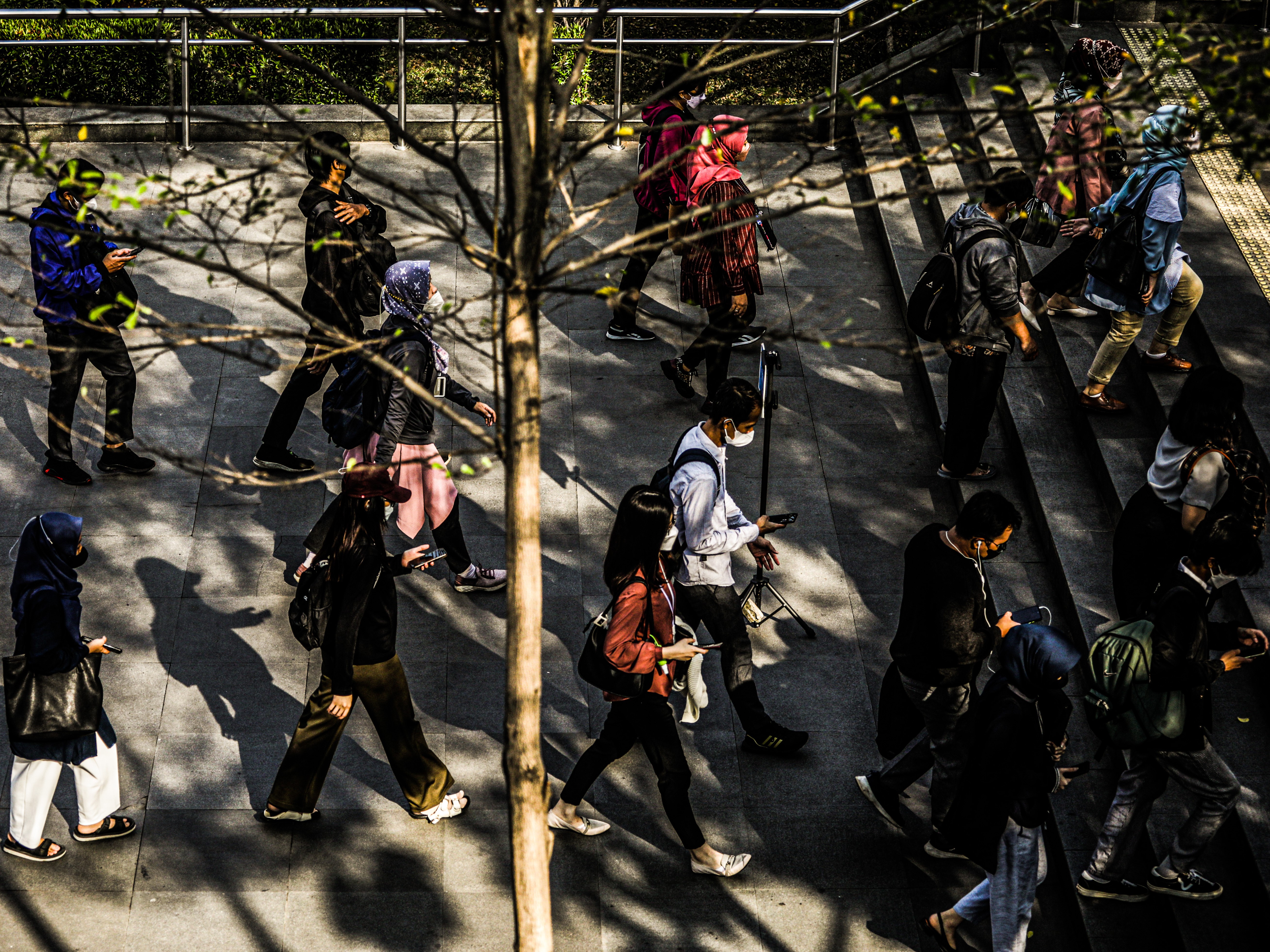 Pekerja melewati trotoar menuju lokasi kantor di kawasan Dukuh Atas, Jakarta, Rabu (24/8/2022).