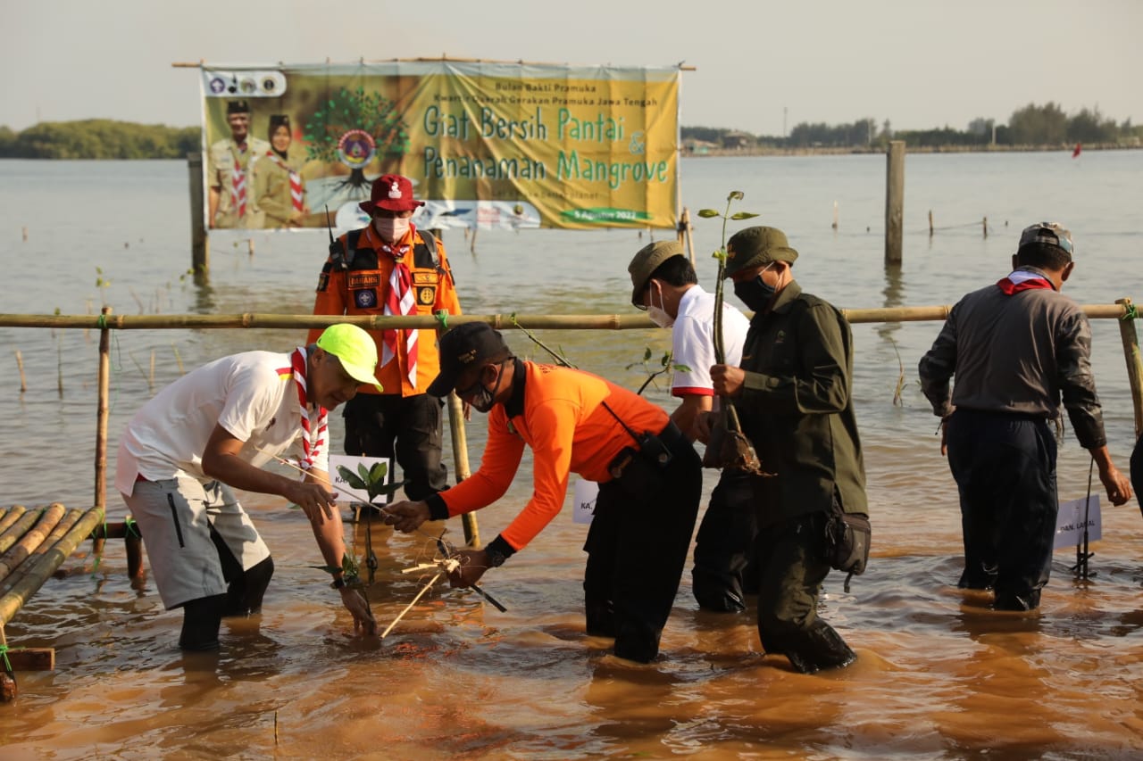 Gubernur Jateng Ganjar Pranowo memimpin penanaman 3.500 mangrove  di Pantai Mangunharjo Mangkang, Kota Semarang, Jumat (5/8/2022).
