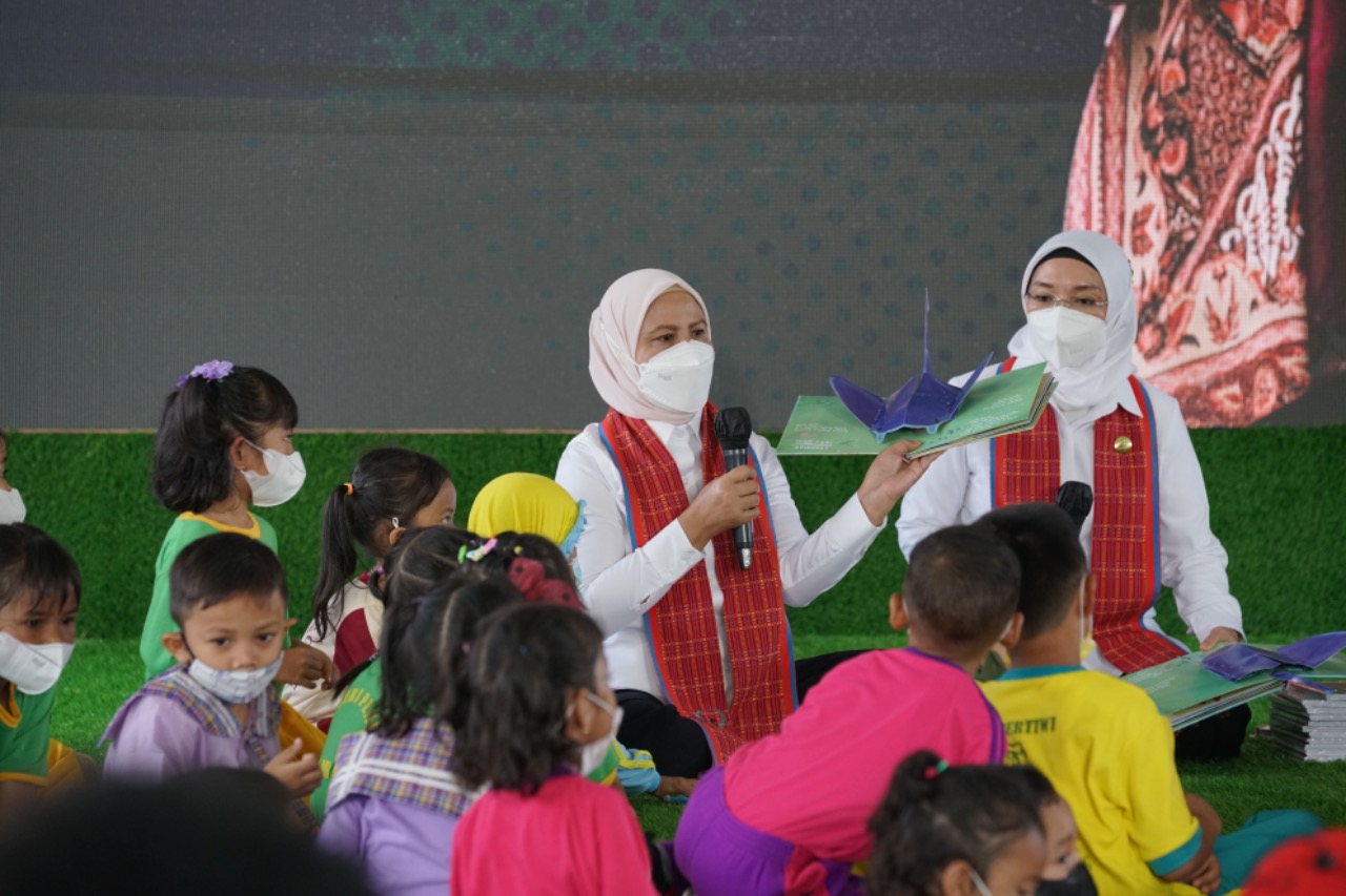 Ibu Iriana Joko Widodo (kiri) membacakan dongeng kepada anak PAUD.