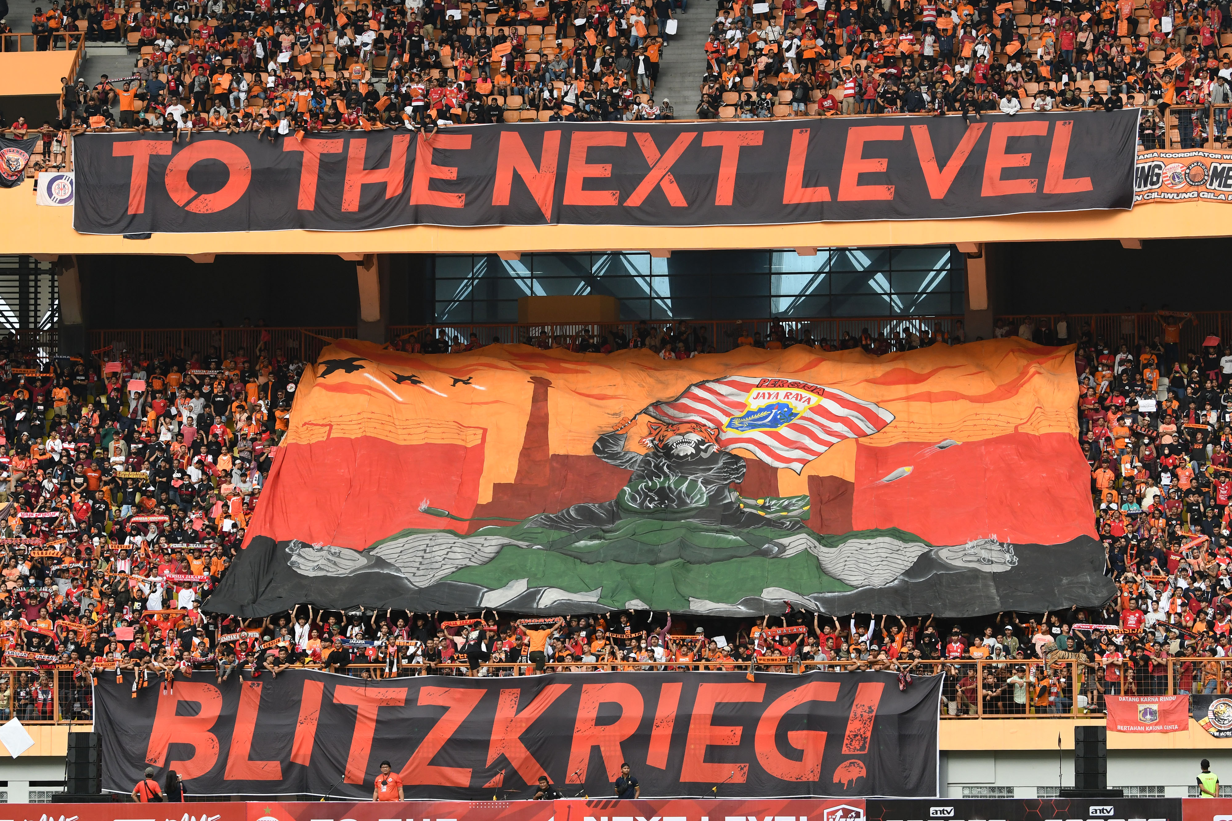 Jakmania membentangkan spanduk dan baliho dukungan untuk Persija Jakarta.