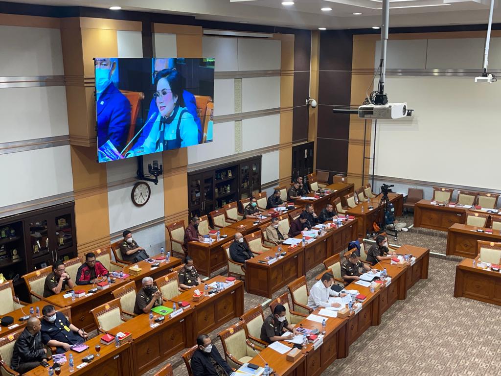 Anggota Komisi III DPR RI dari Fraksi NasDem Ary Egahni Ben Bahat berbicara dalam RDP dengan Jaksa Agung.