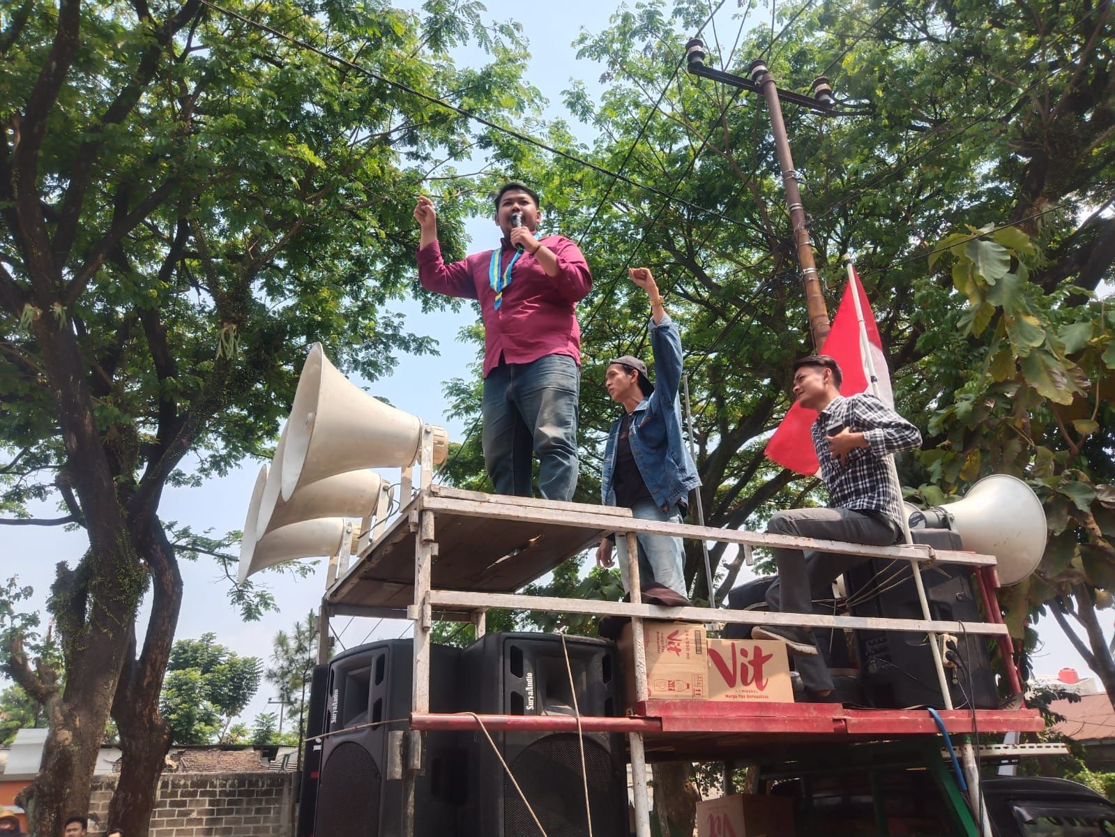 Anggota PMII Kota Bandung berunjuk rasa memperjuangkan nasib warga Gunung Kareumbi