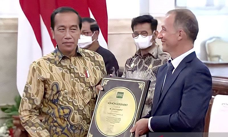 Presiden Joko Widodo menerima penghargaan dari International Rice Research Institute (IRRI)